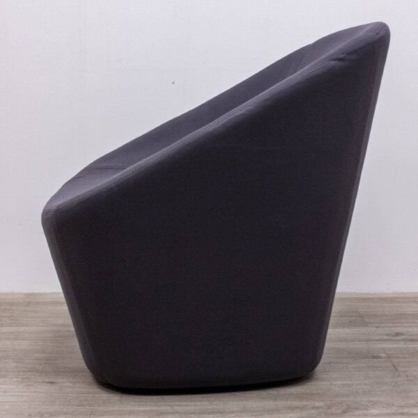 Fauteuil Log 366 de chez Pedrali en tissu Gris Anthracite
