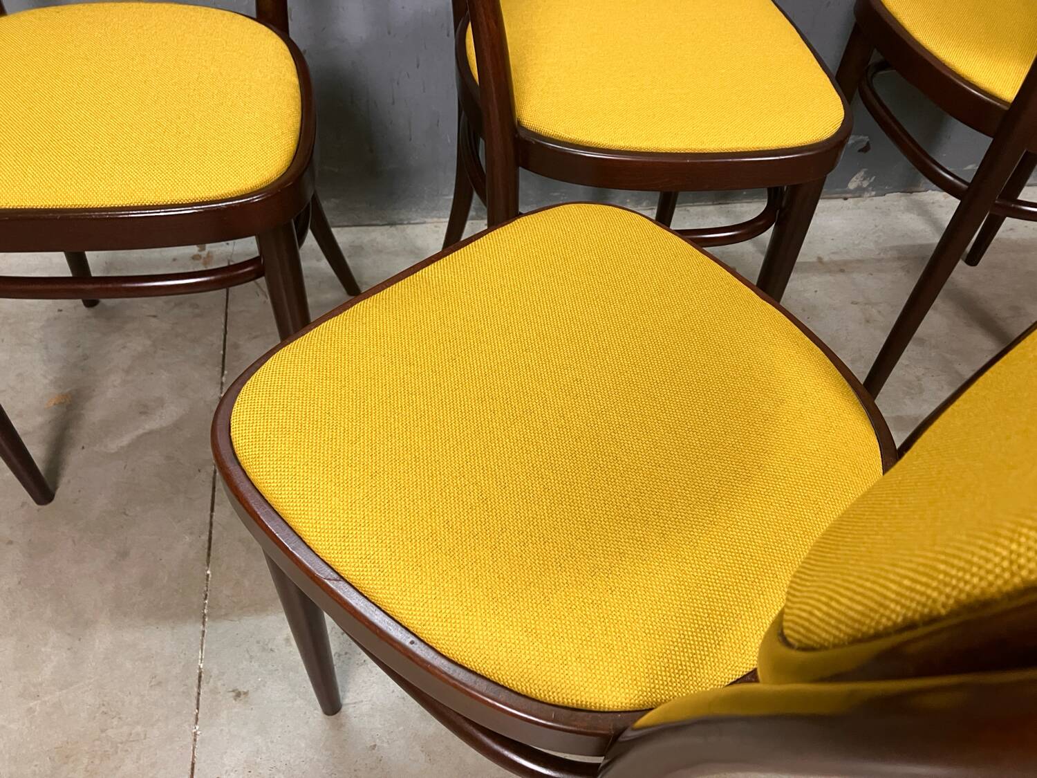 Thonet 215 en bois courbé jaune, récemment retapissé