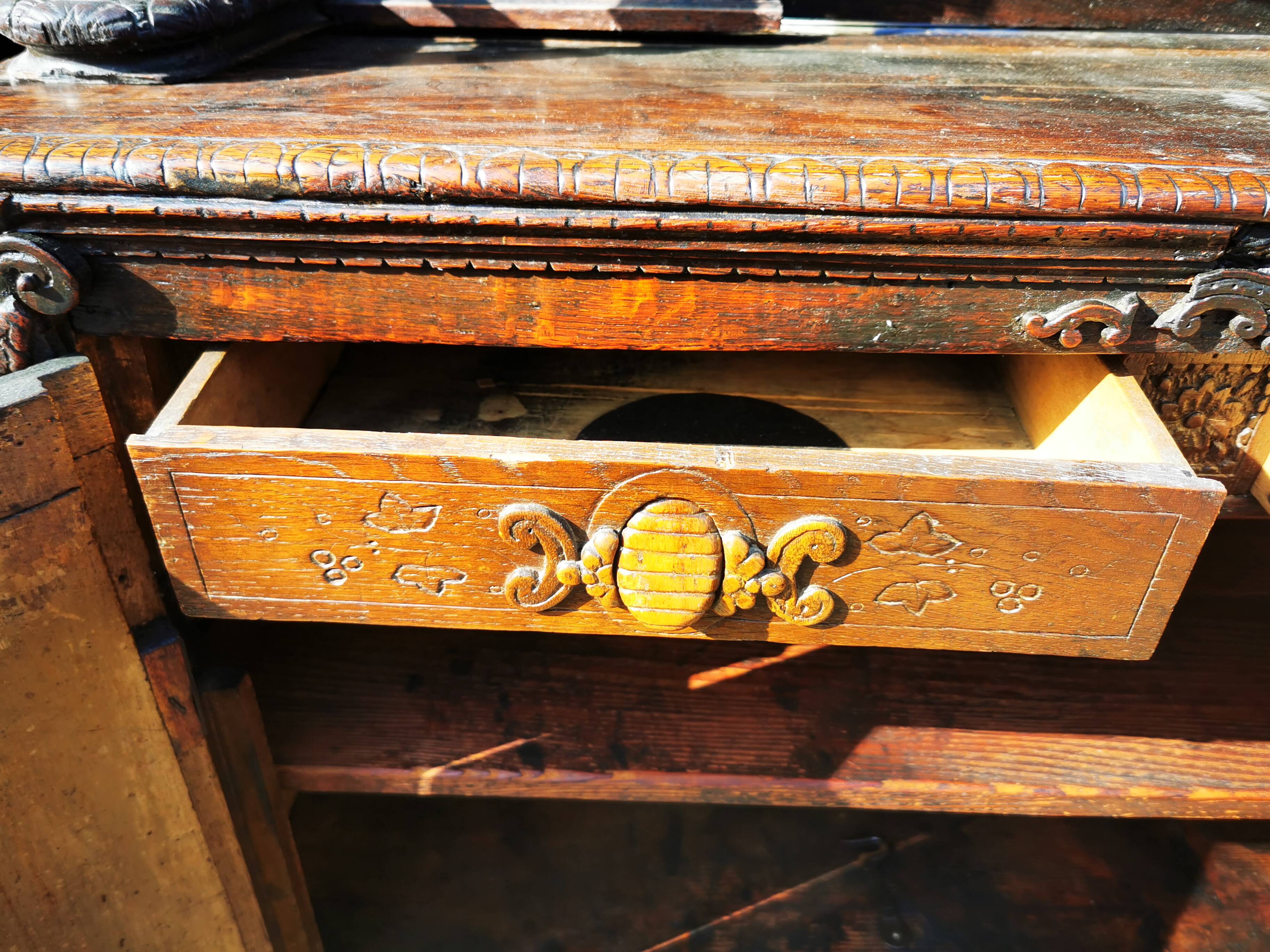 Cabinet / Vaisselier ancien richement sculpté 19éme
