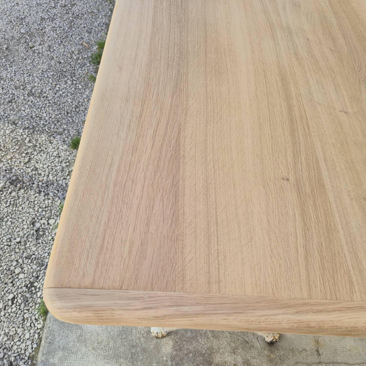 Table de bistrot ancienne en bois aérogommé et fonte