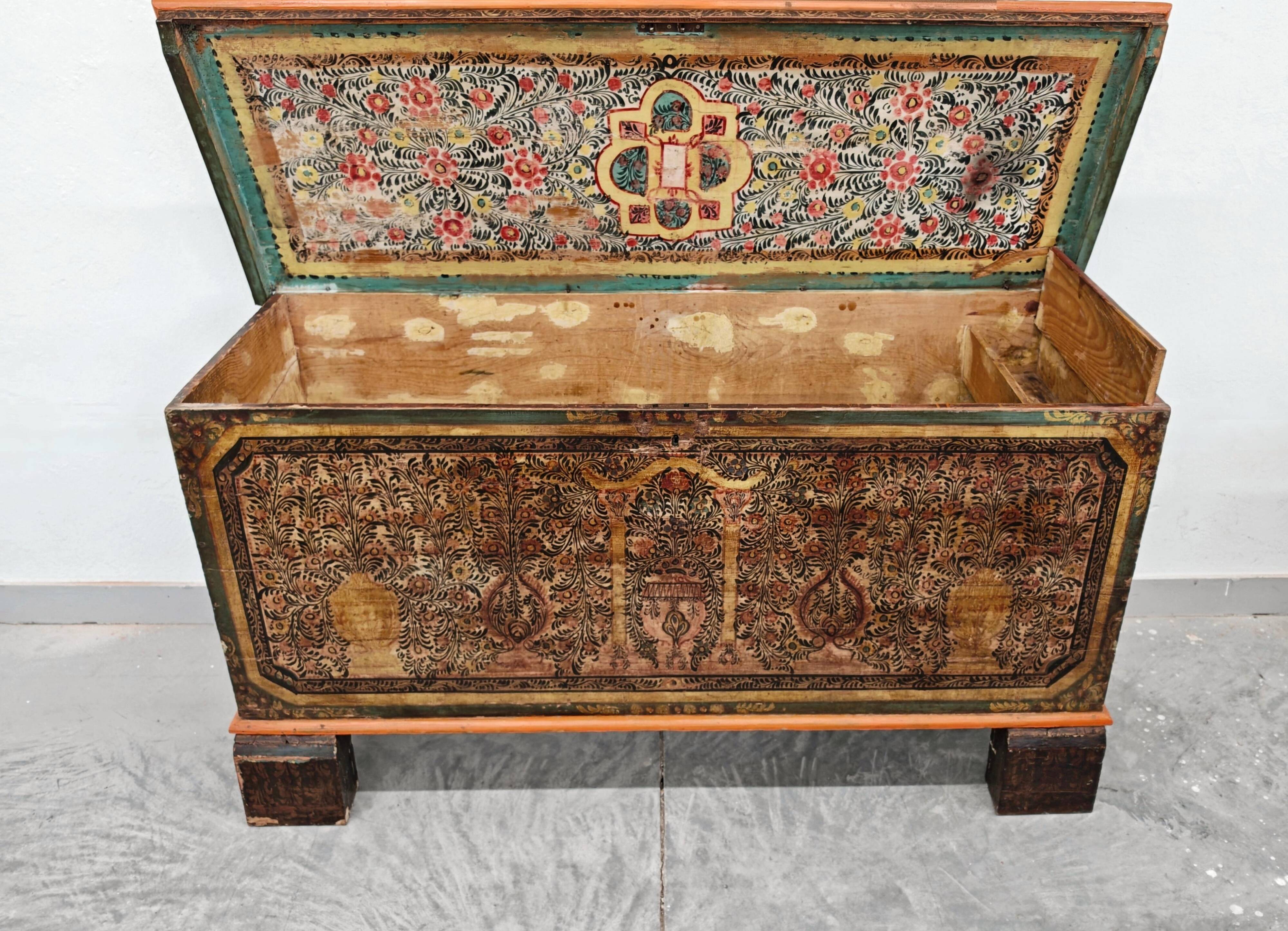 Coffre de dot antique extra grand en pin peint à la main