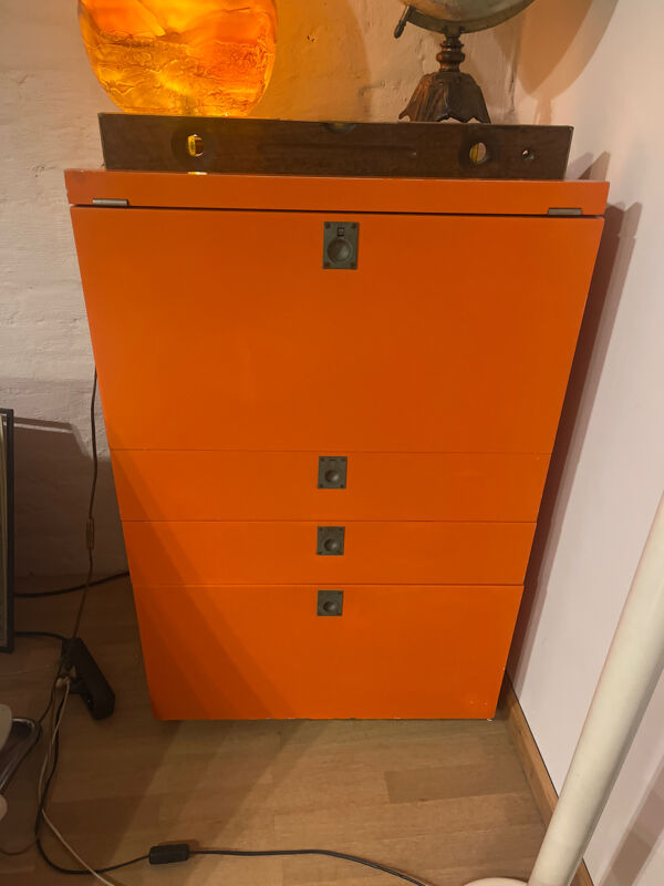 Commode en bois brun de 1980 avec surface de travail escamotable et bureau incliné.