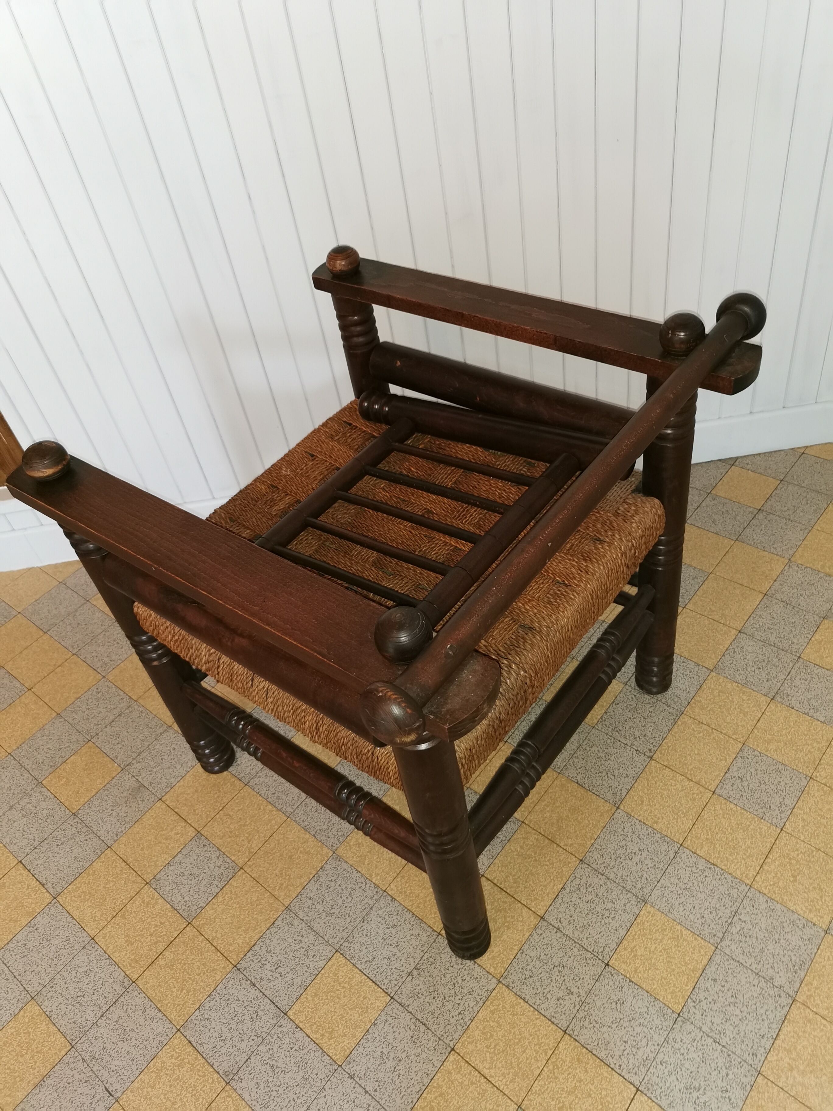 Lounge chair rope and wood