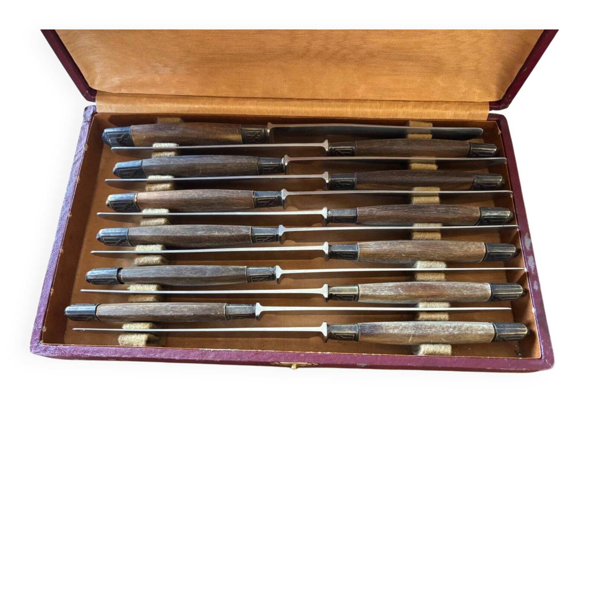 Service of 24 Art Deco knives with wooden handles and engraved metal ferrules from 1930.