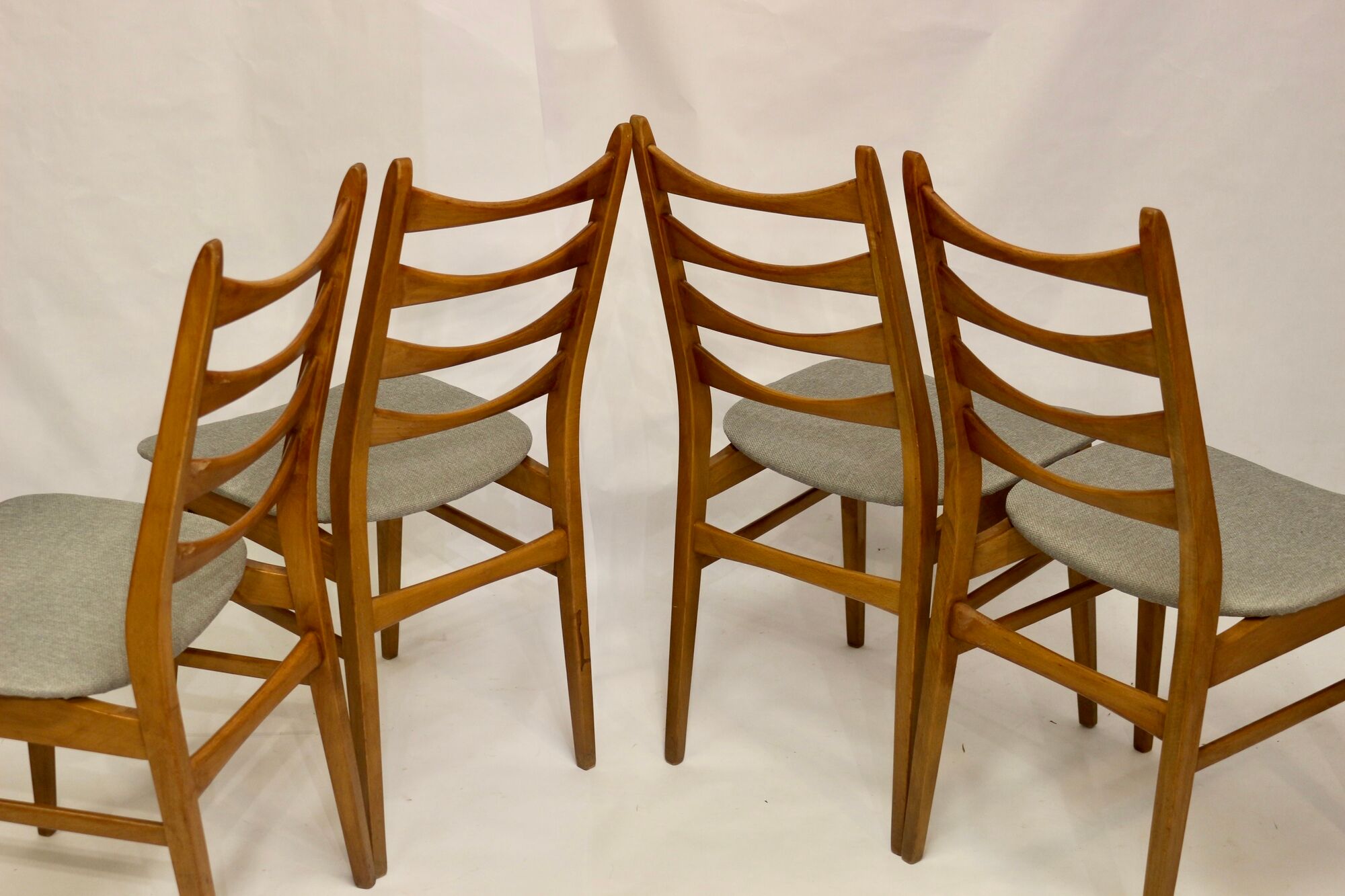 Set of 4 Scandinavian chairs year 50-60 restored anti-stain fabric gray cloud.