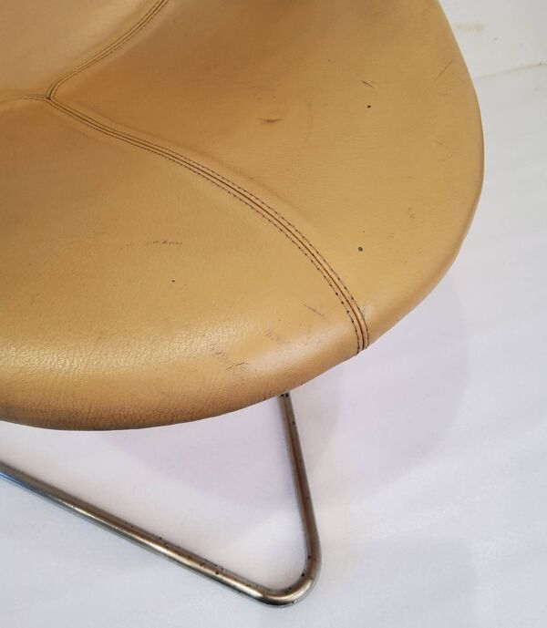 Chaise design ''Pussycat'' de Kwok Hoi Chan en cuir