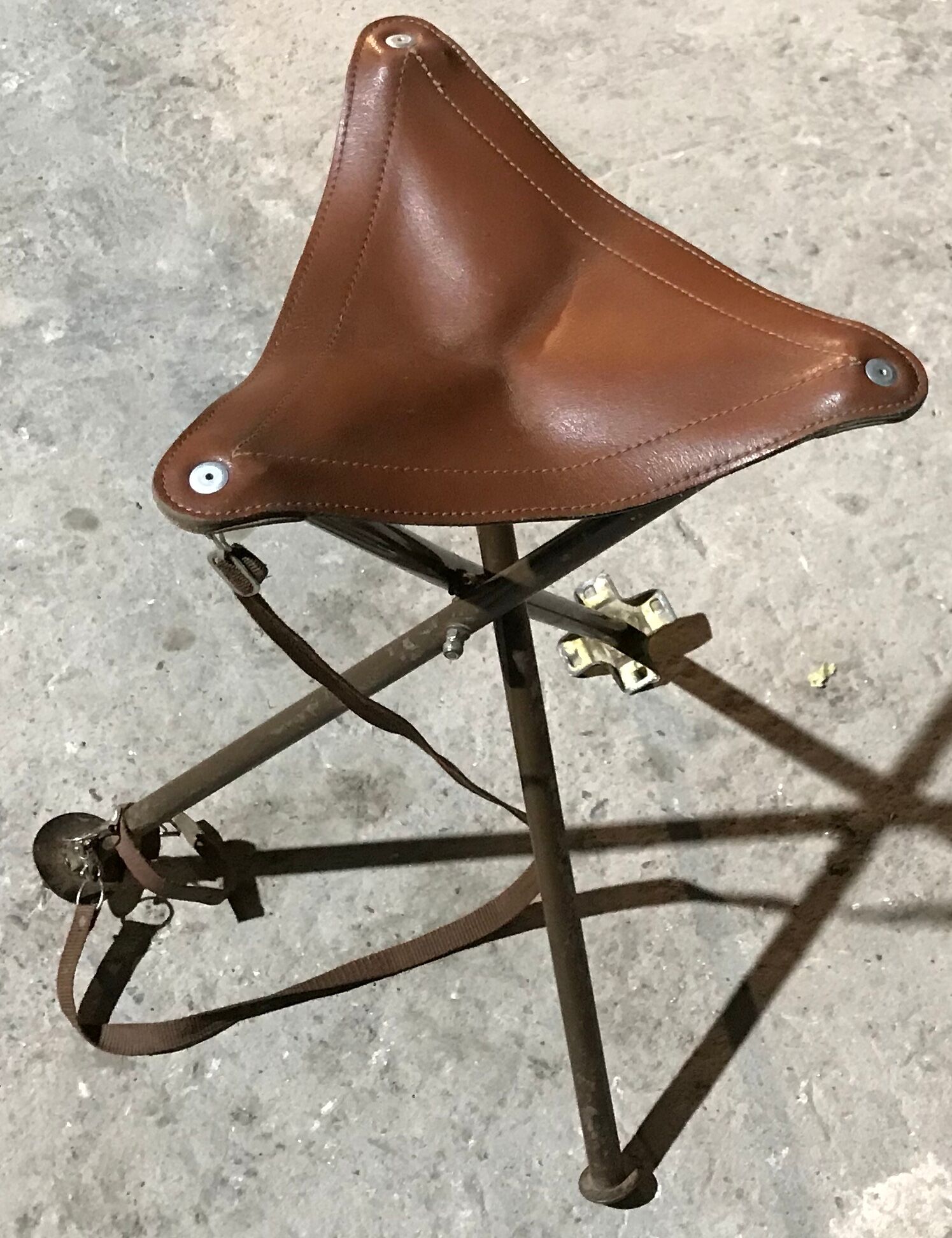 Foldable tripod stool