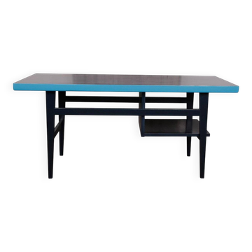 Table basse mid-century en bois peint bleu et bleu marine, design 1950s République tchèque