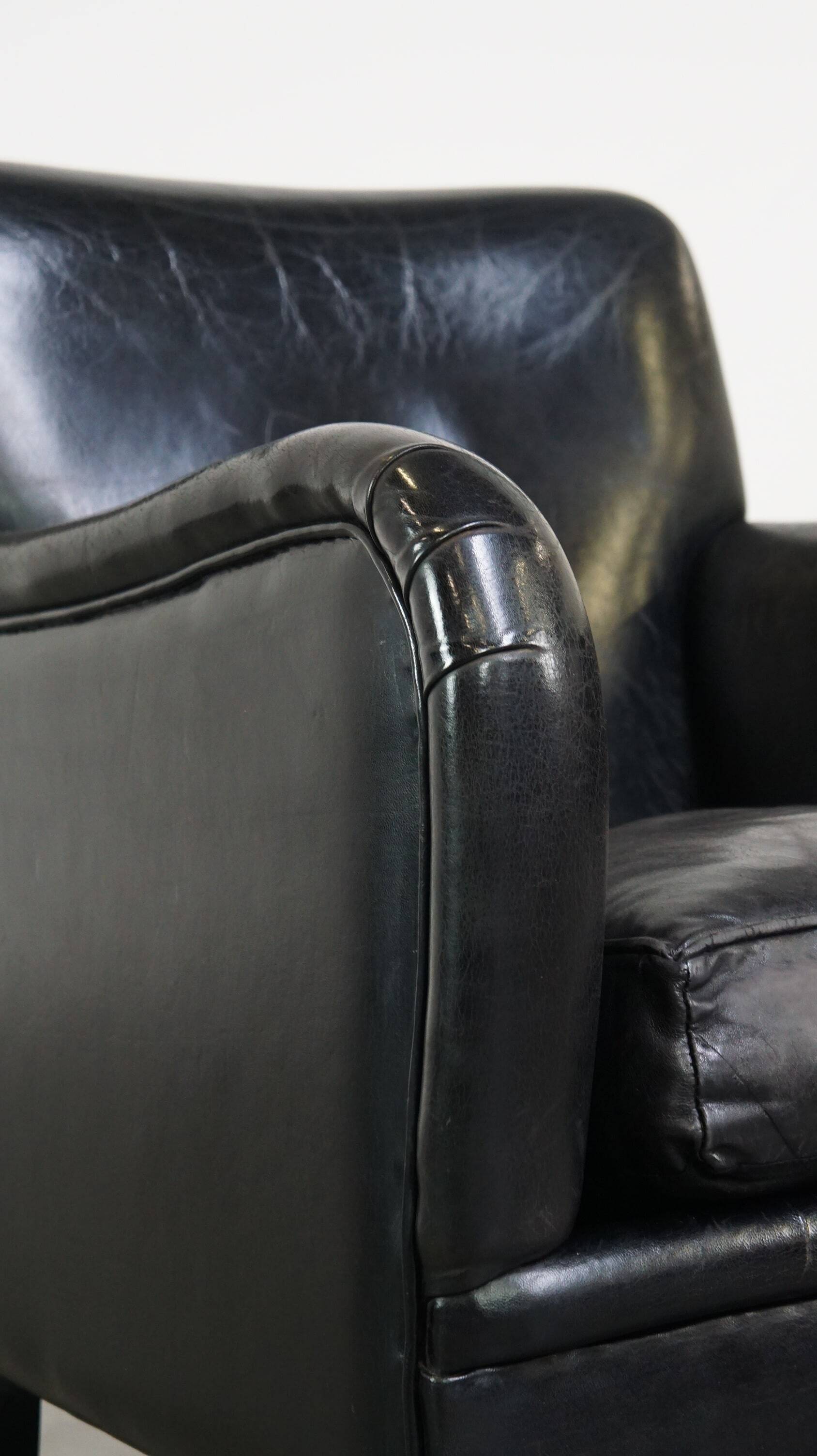 Luxurious and comfortable sheepskin armchair in a unique, stately black color
