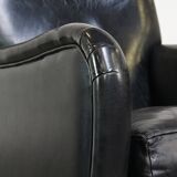 Luxurious and comfortable sheepskin armchair in a unique, stately black color