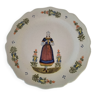 Assiette bretonne peinte à la main, décor femme au tricot, années 50
