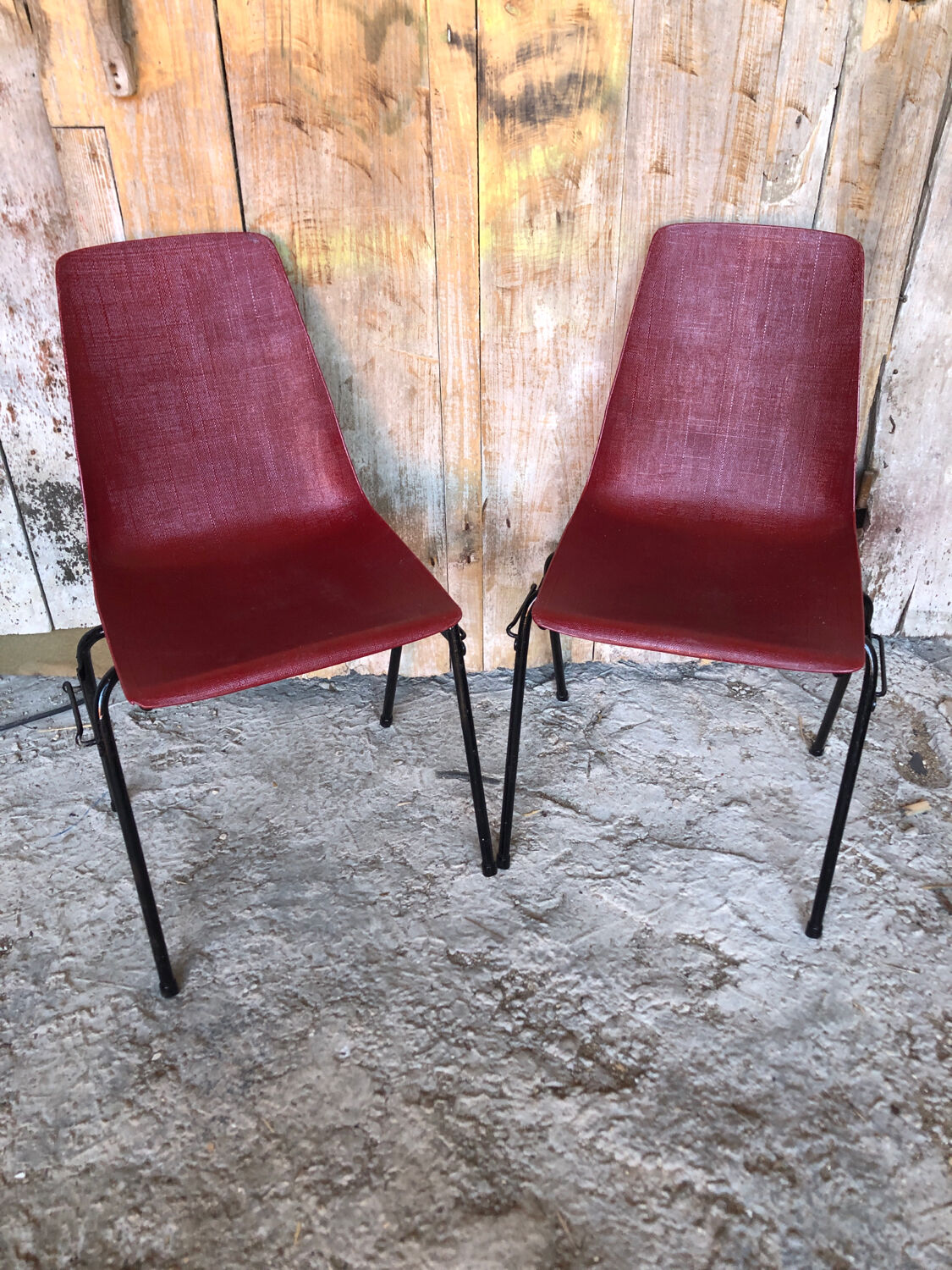 Pair of grosfillex chairs ref 2005 black metal and vintage burgundy shell -