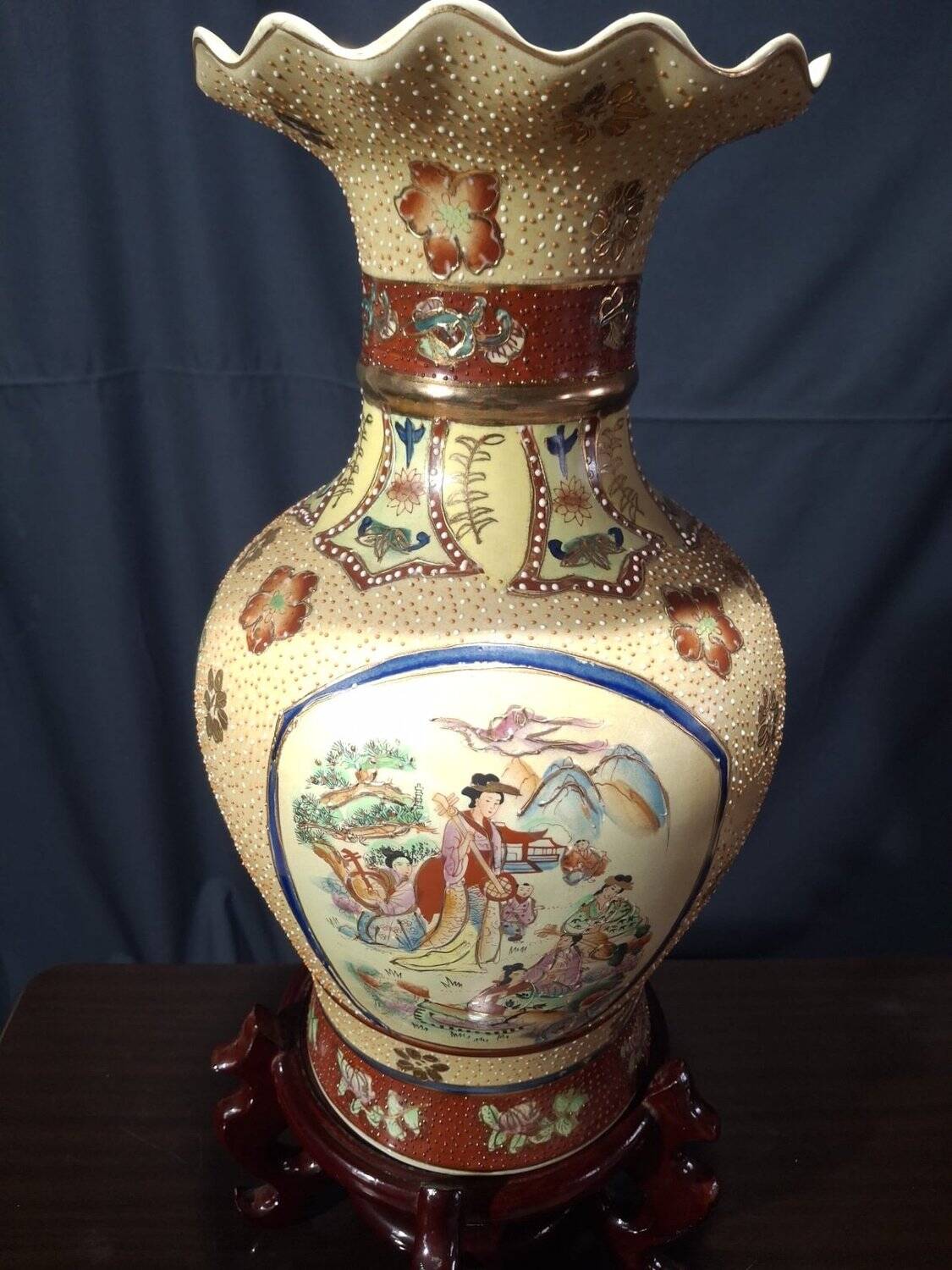 Large polychrome Chinese vase
