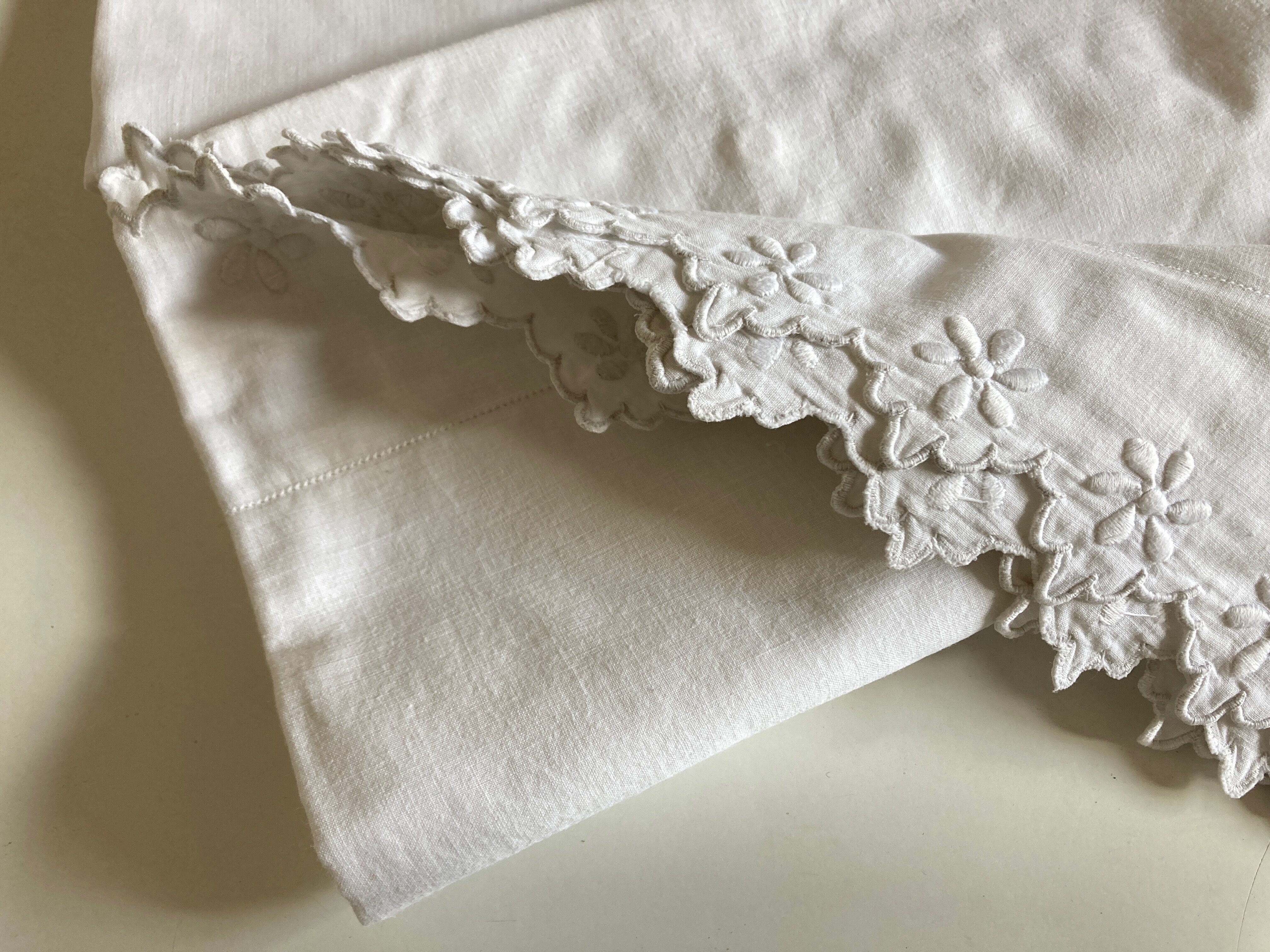 Pair of percale pillowcases embroidered festoons and daisies 1960