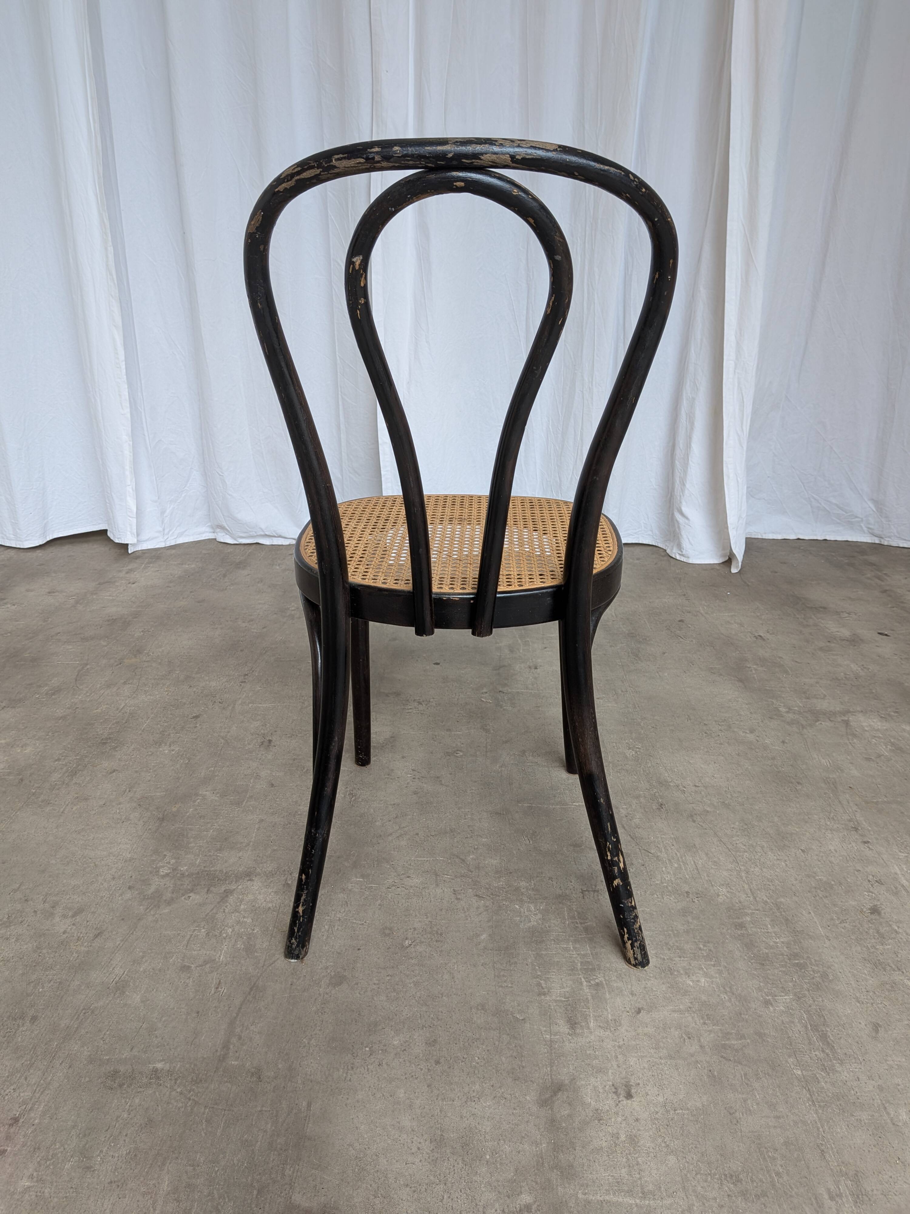 Chaise de salle à manger vintage style Thonet en bois noir et assise en cannage 1970