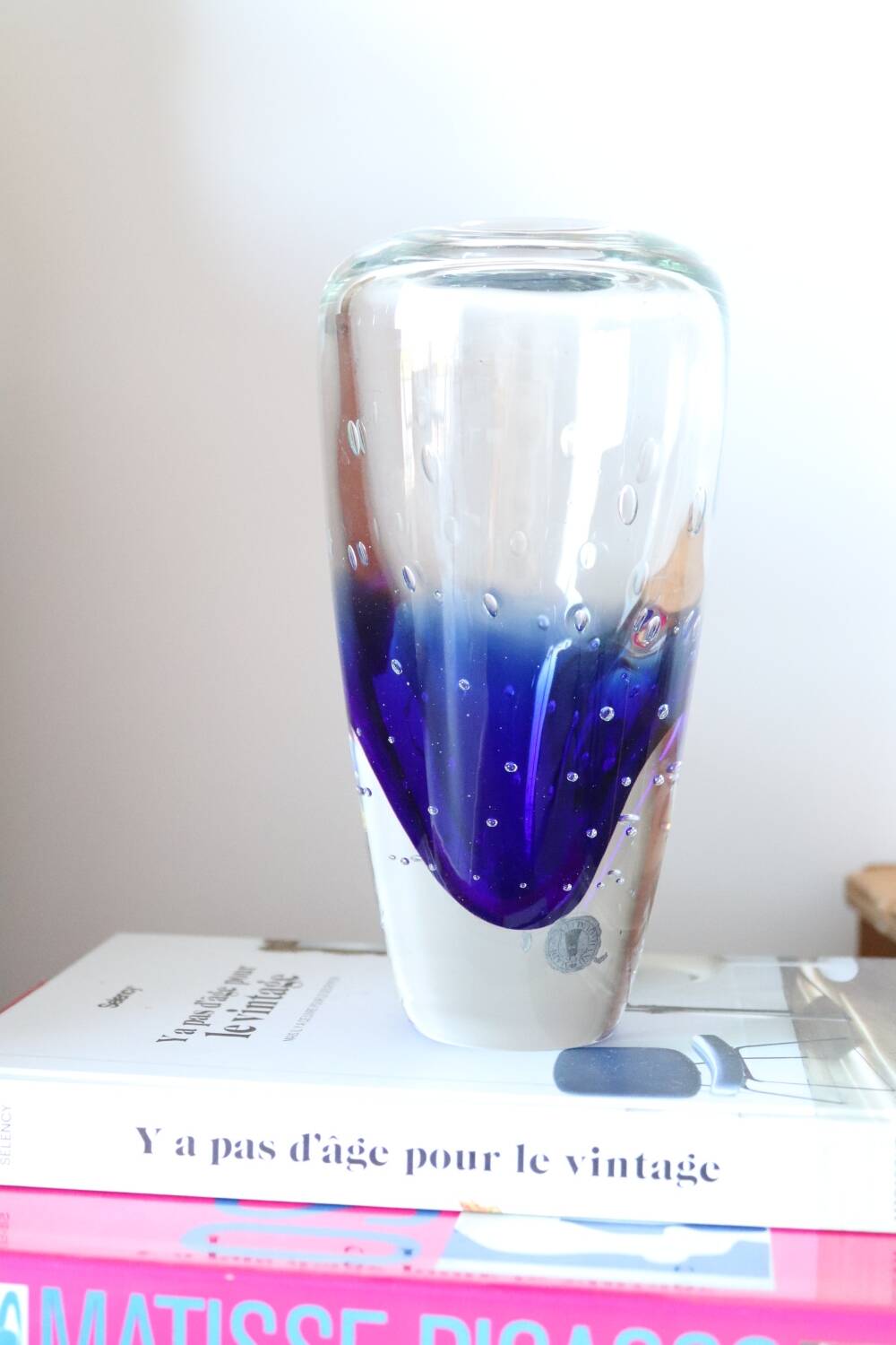 Murano vase in blue and white bubble glass