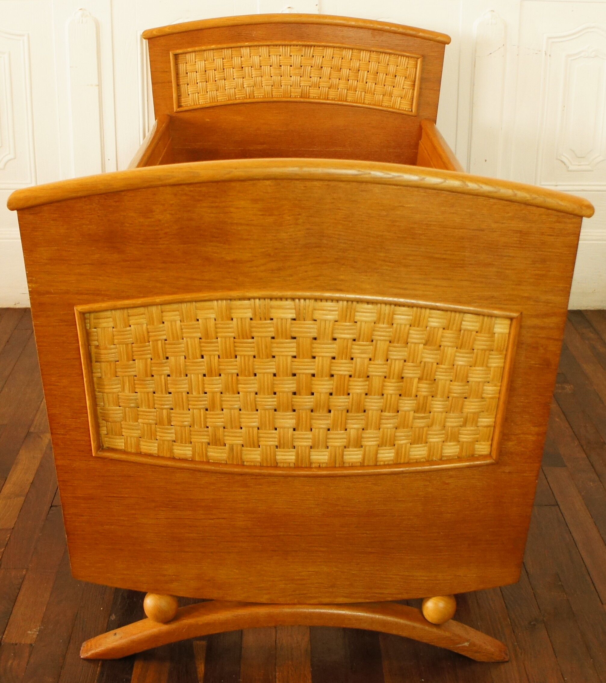 Lit bébé en chêne doré et rotin tressé vintage