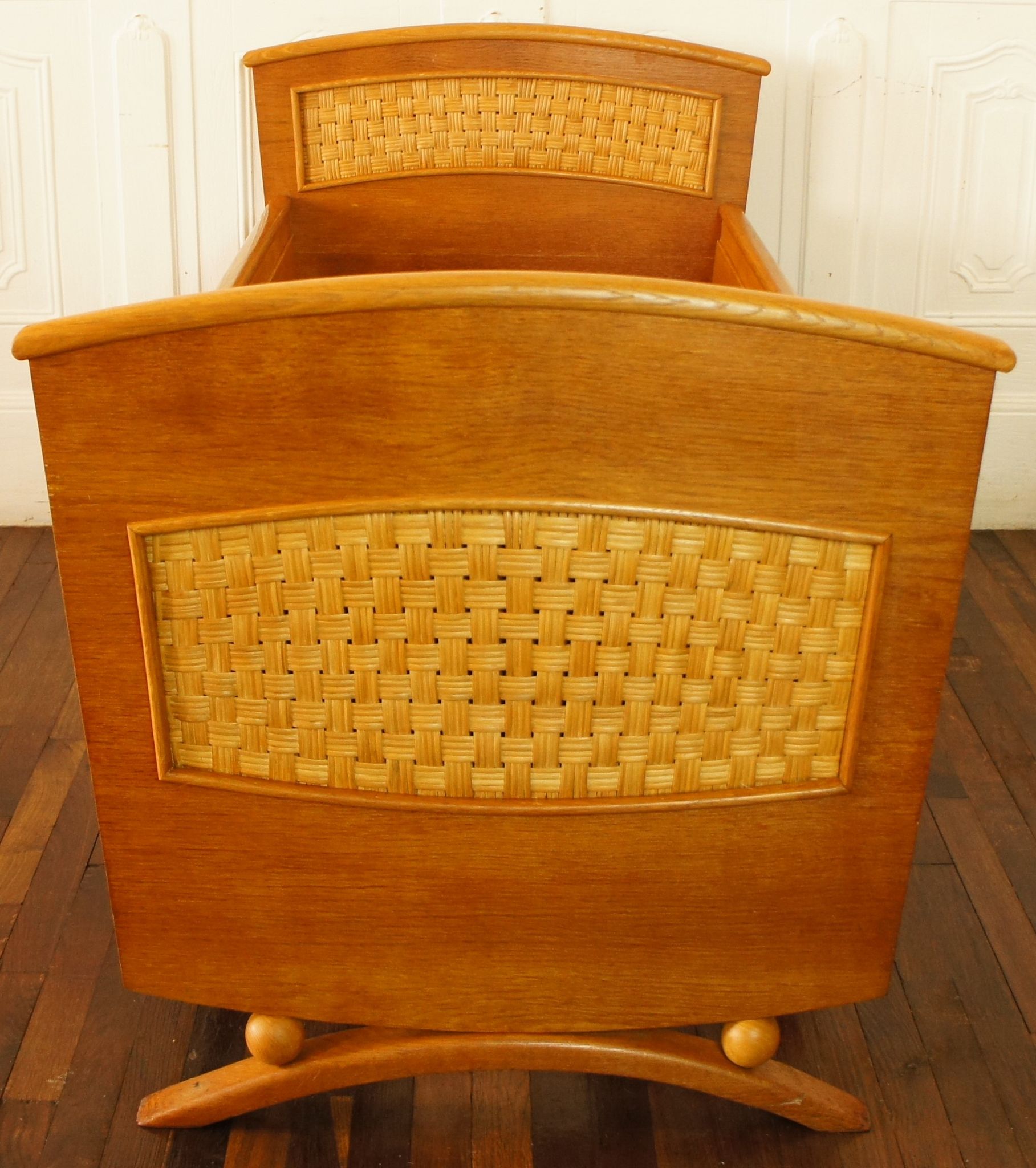 Lit bébé en chêne doré et rotin tressé vintage