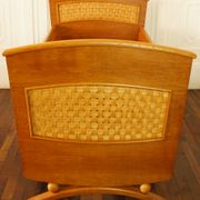 Lit bébé en chêne doré et rotin tressé vintage