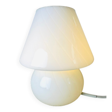 Lampe de table en verre opalin en spirale champignon par Hala Zeist, Pays-Bas, années 1960.