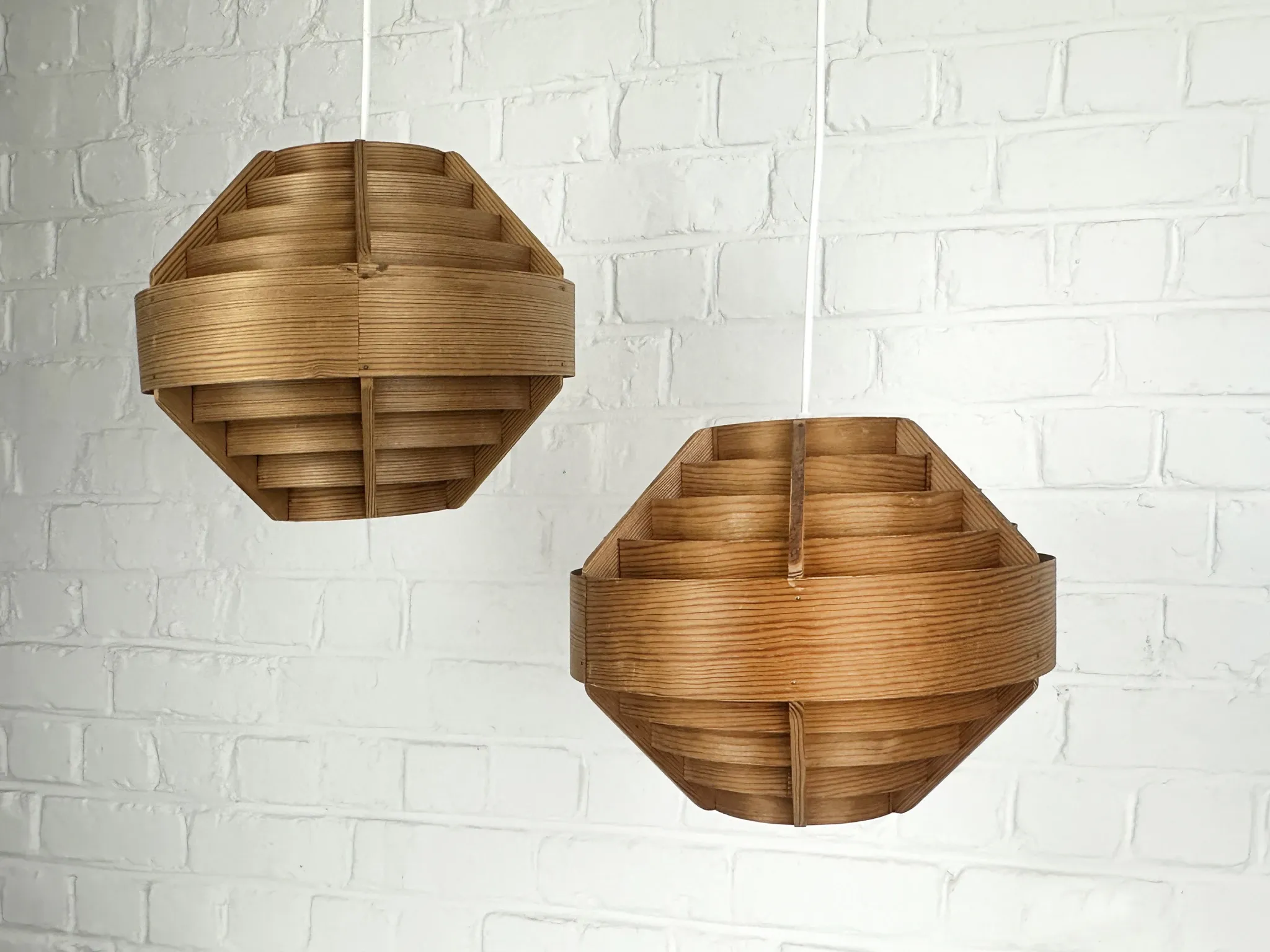 Pair of Hans-Agne Jakobsson pendant lights in pine veneer – AB Ellysett