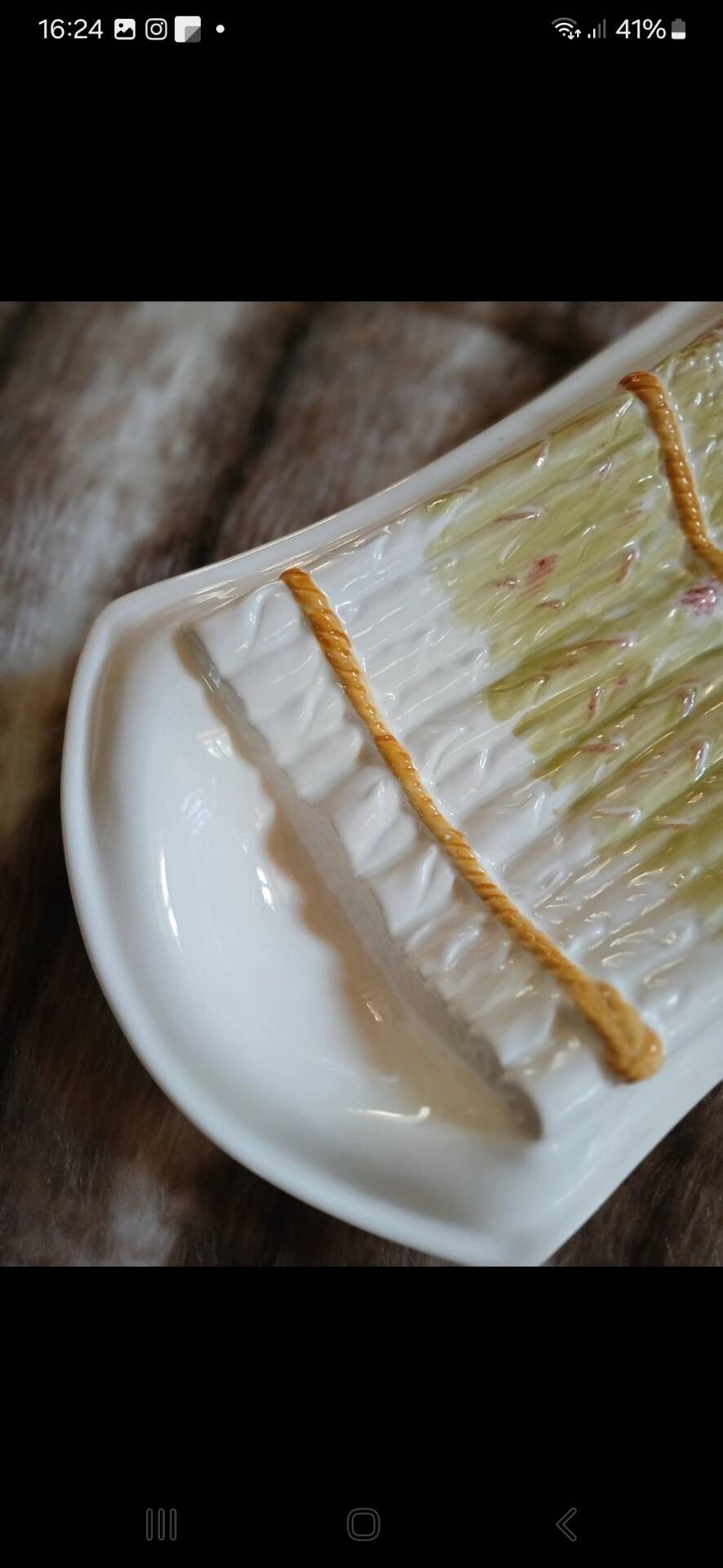 Old plate in slipware/asparagus