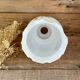 Suspension globe en verre opaline fleuri