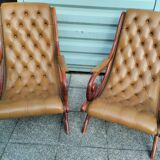 Paire de fauteuils type Chesterfield