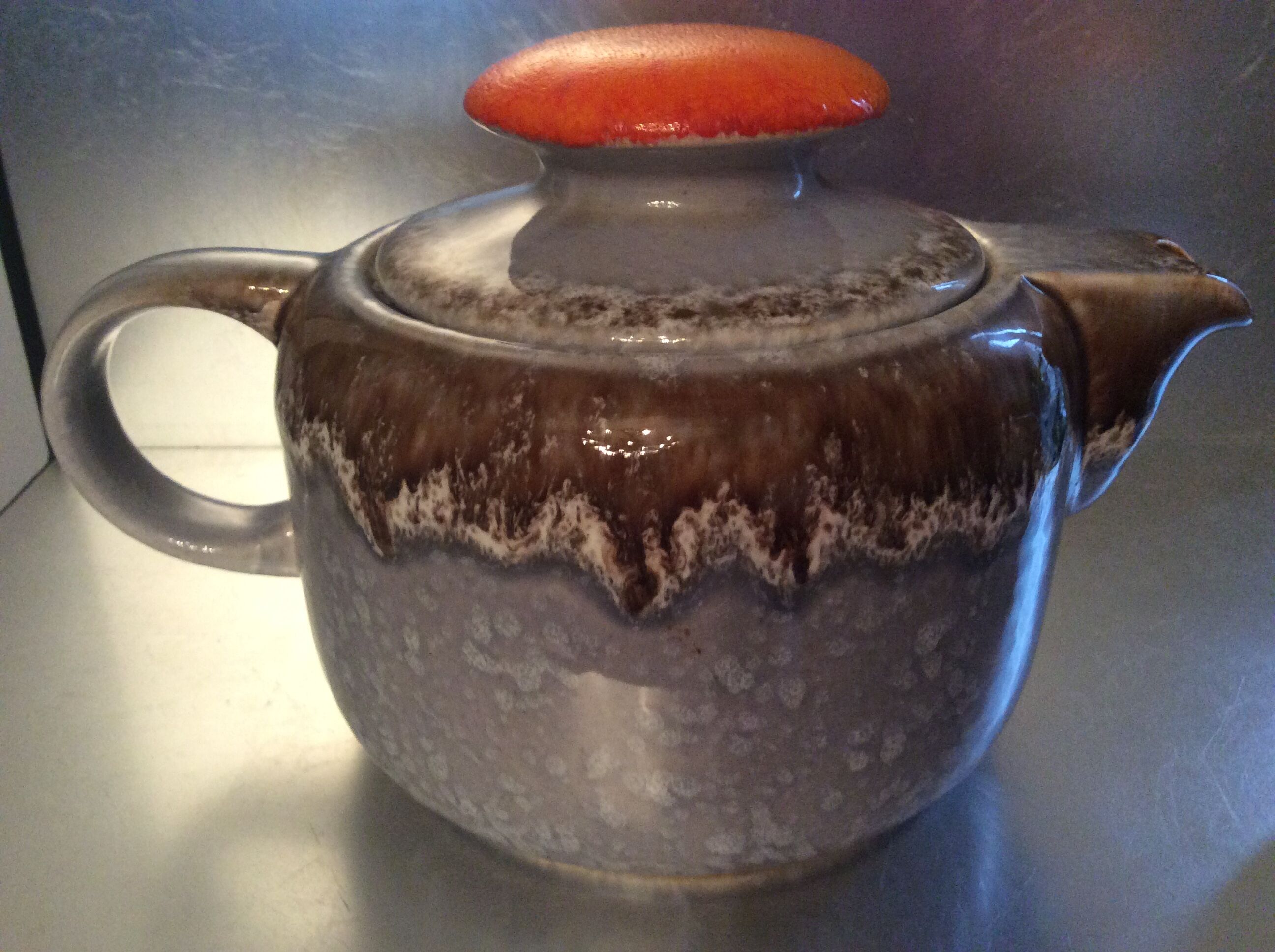 A teapot set and its vintage DDR-Germany sugar maker from the 1960s