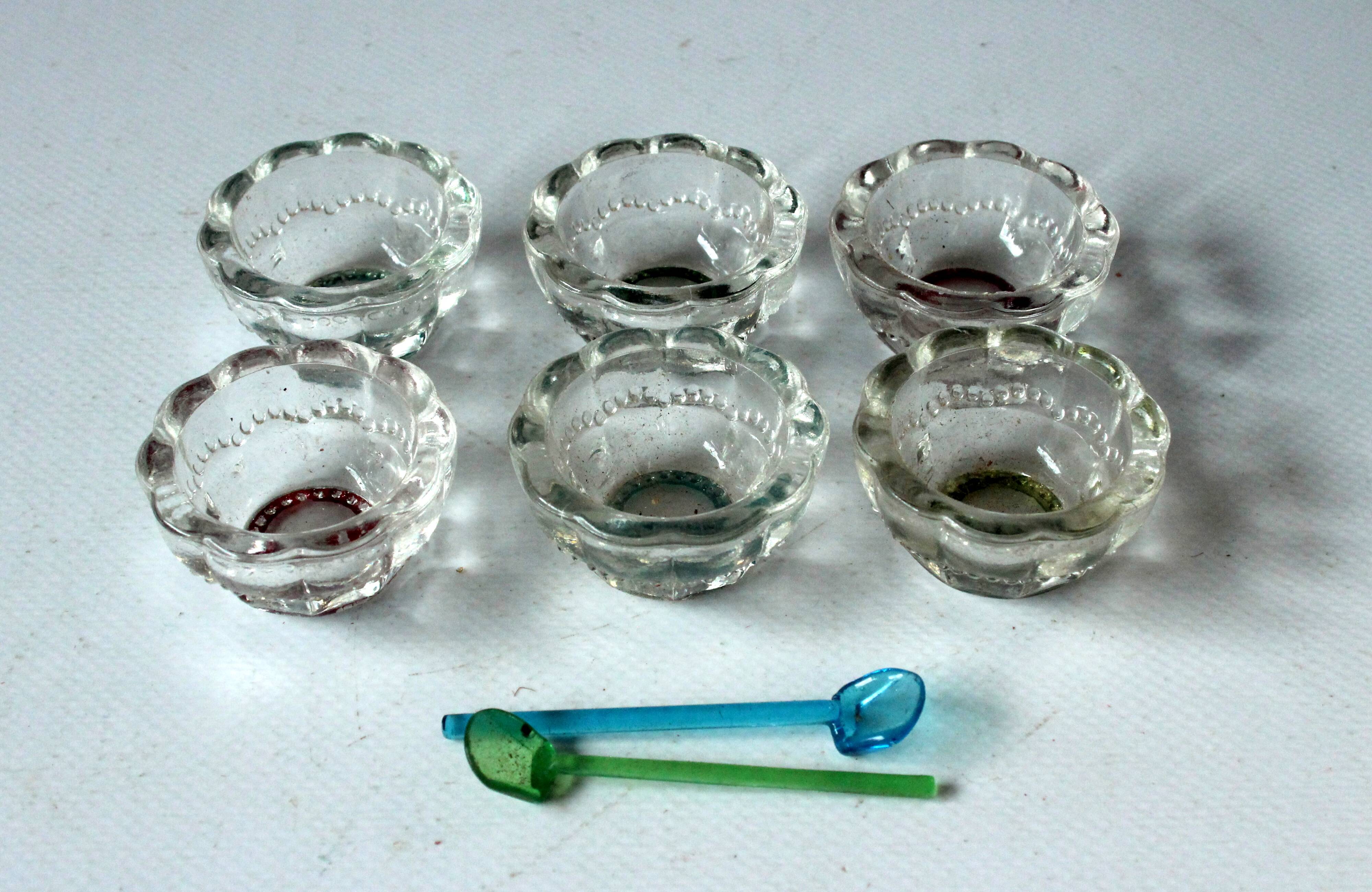 6 salerons anciens en verre et 2 cuillères en verre, années 1920