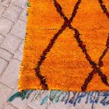 Tapis d'art Beni oren, tapis marocain fait main, tapis jaune noir rouge, tapis jaune abstrait.