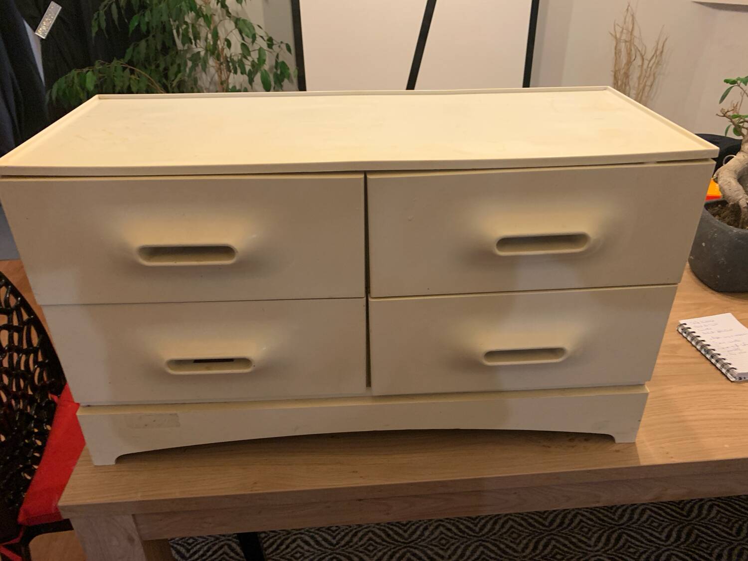 Plastic chest of drawers