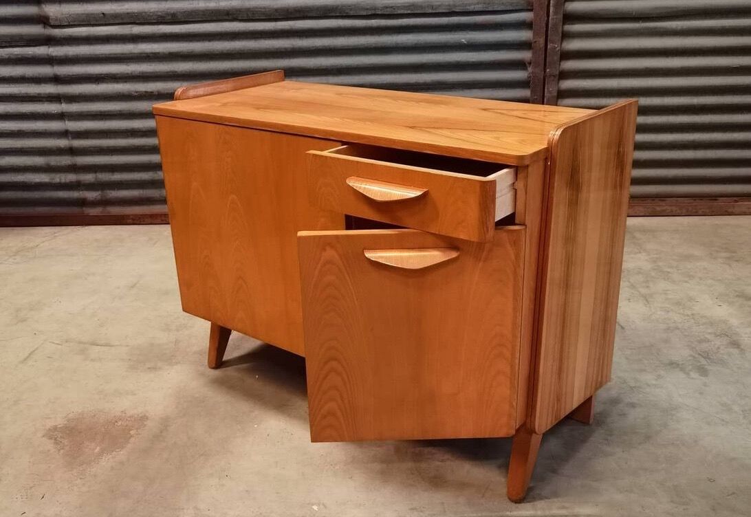 Buffet vintage en bois de Frantisek Jirak. Edition Tatra Nabytok.  République tchèque