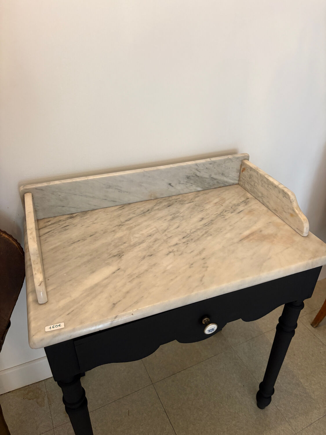 Black dressing table, white marble
