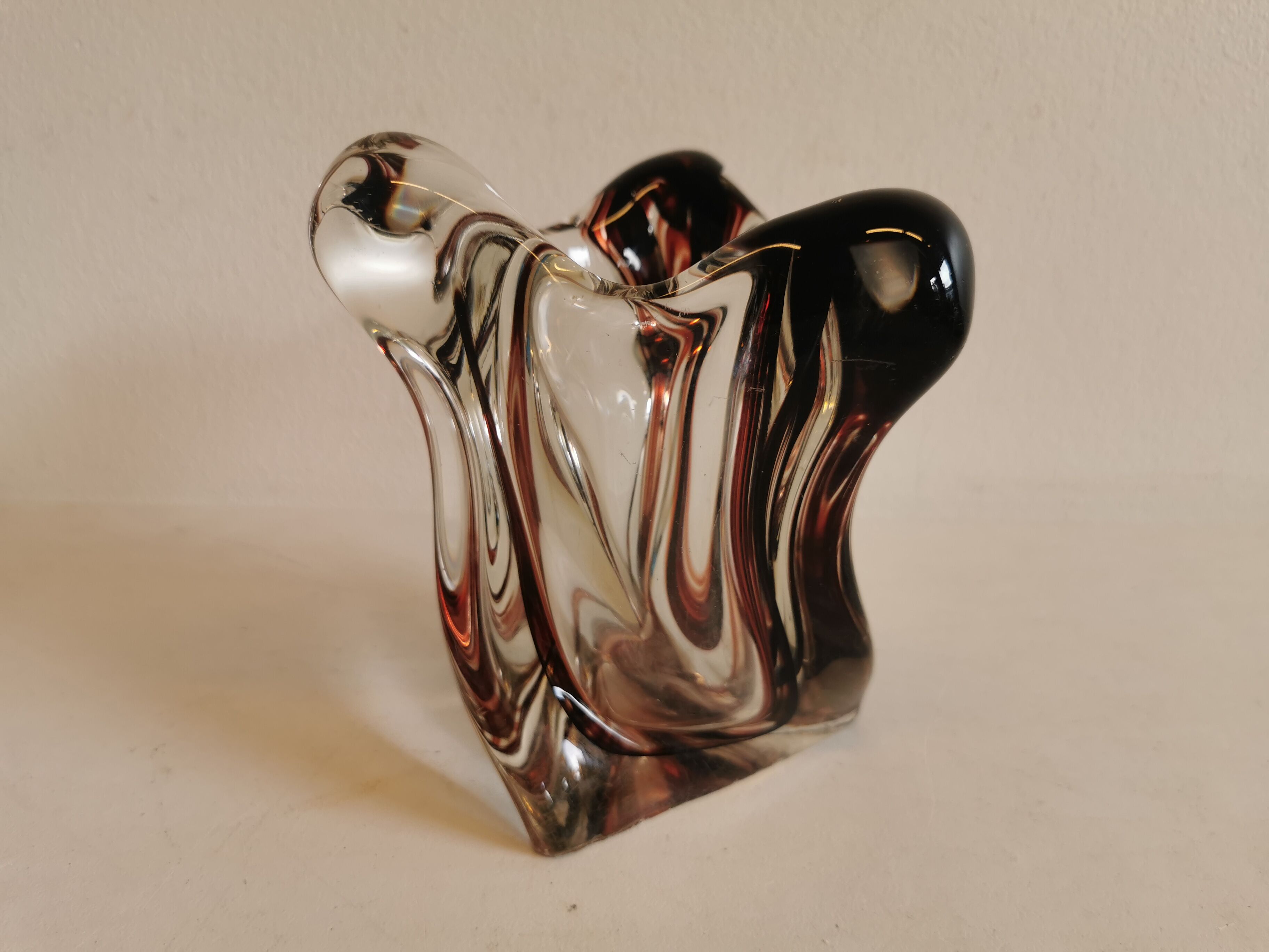 Vase en verre multicouche en transparent avec des couleurs violettes incrustées.