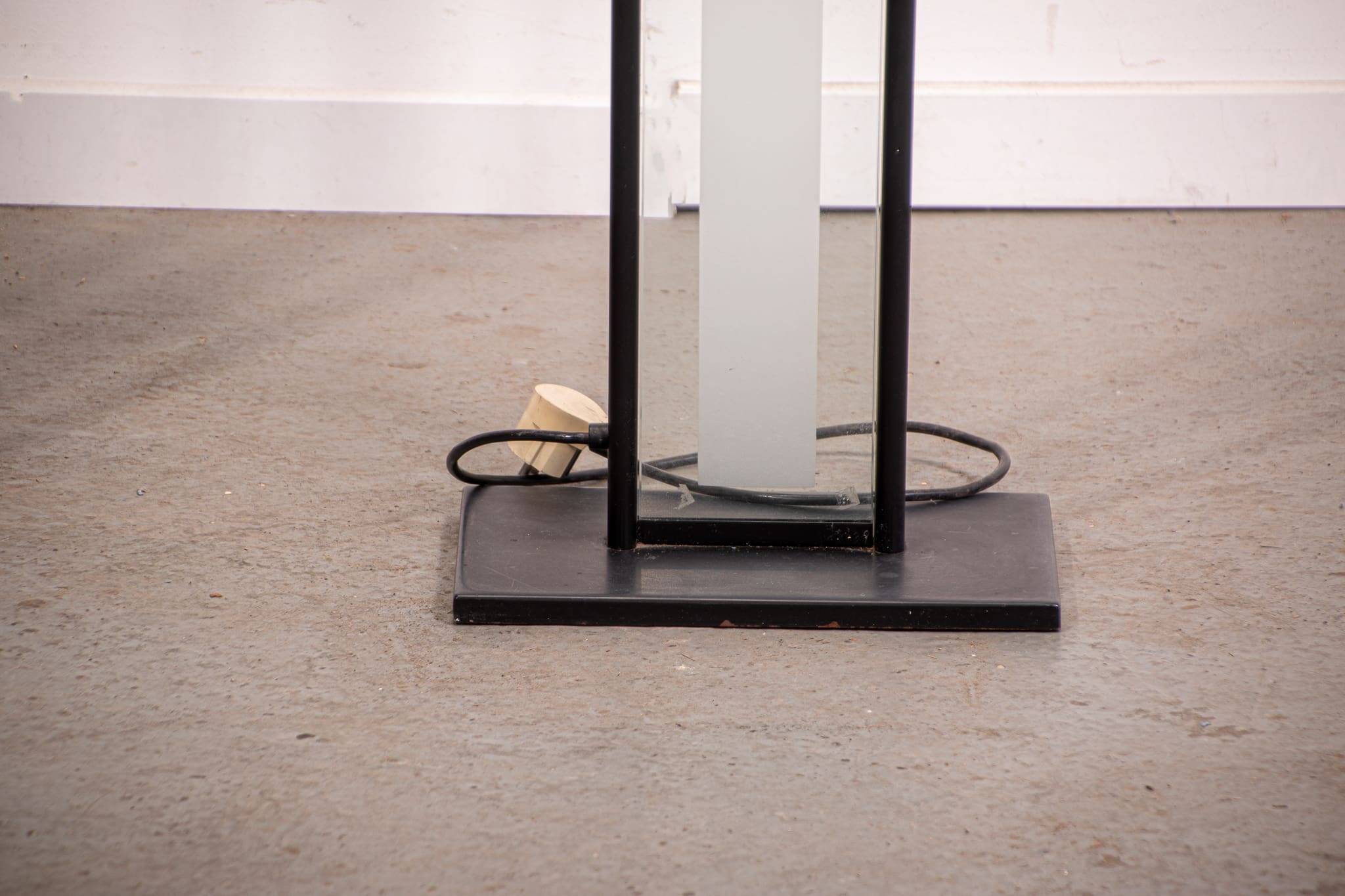 Ensemble de lampadaires en verre dépoli de style Memphis. Vers 1980.