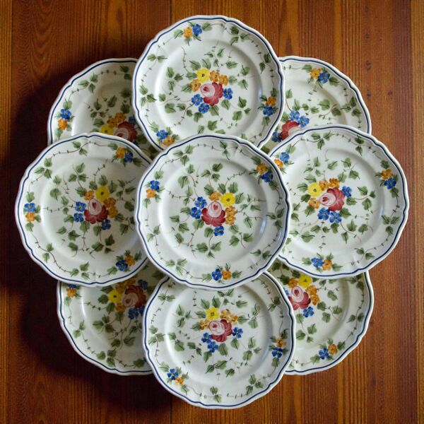 9 assiettes à dessert Longchamp collection ''Nemours'' peintes à la main