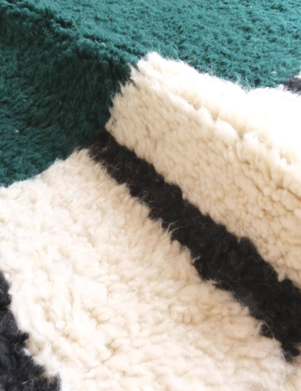 Contemporary Green Rug - 276 x 184 cm