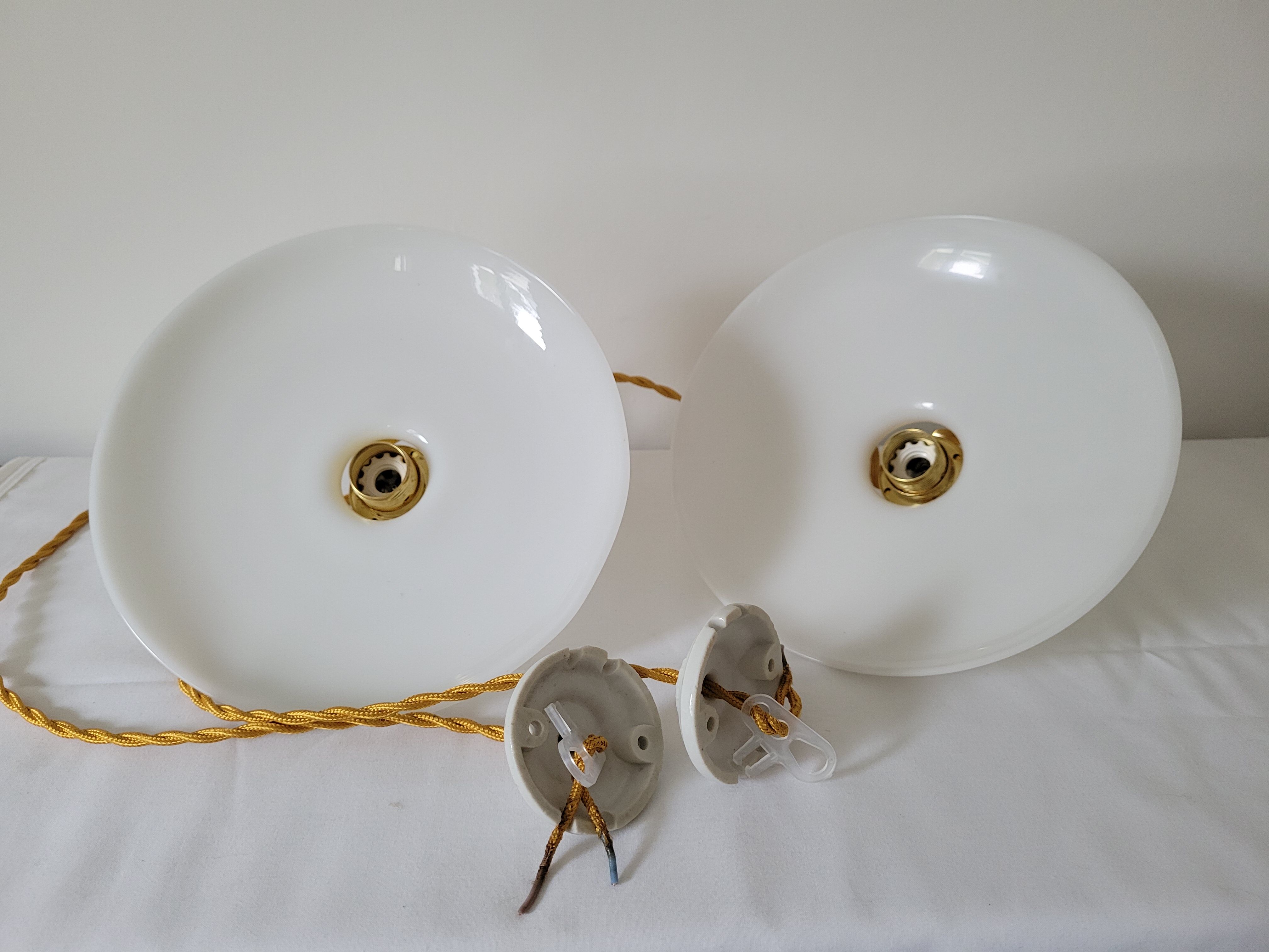Duo of suspensions in white opaline