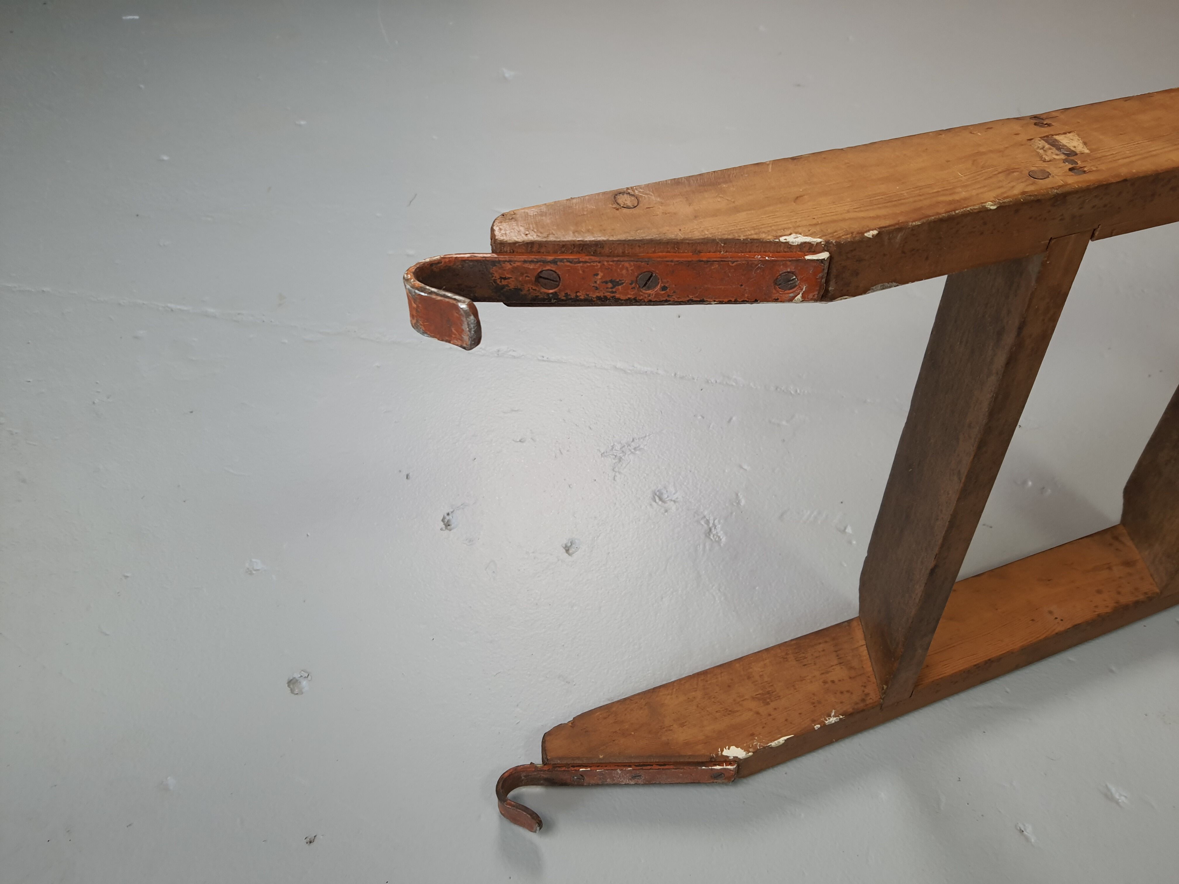 Retractable miller's ladder