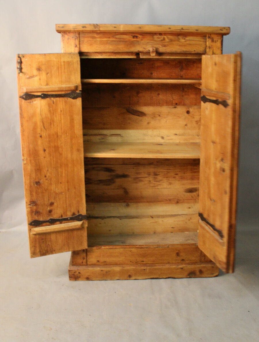 Wardrobe pantry savoyard