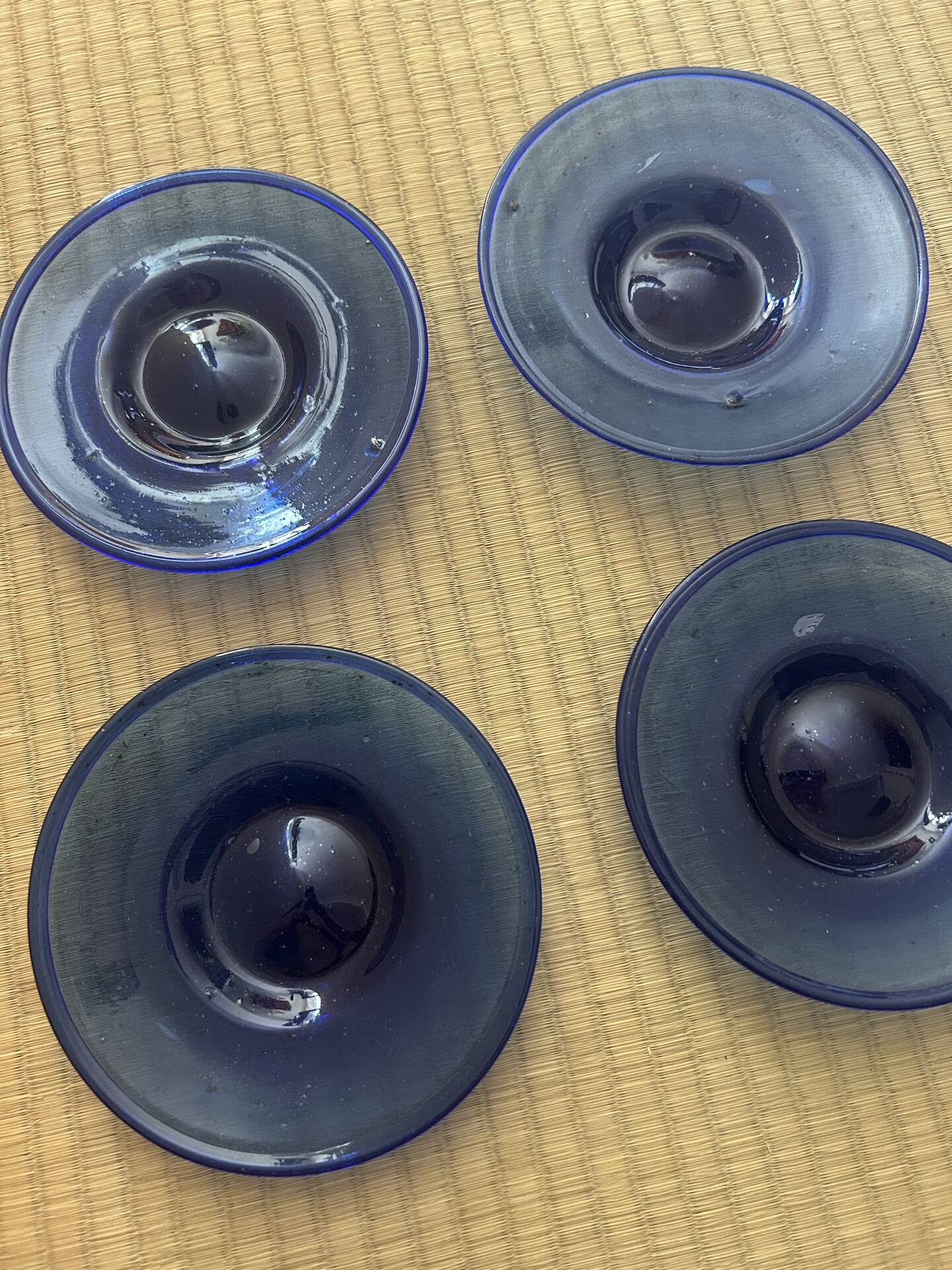 Glass bubble plates