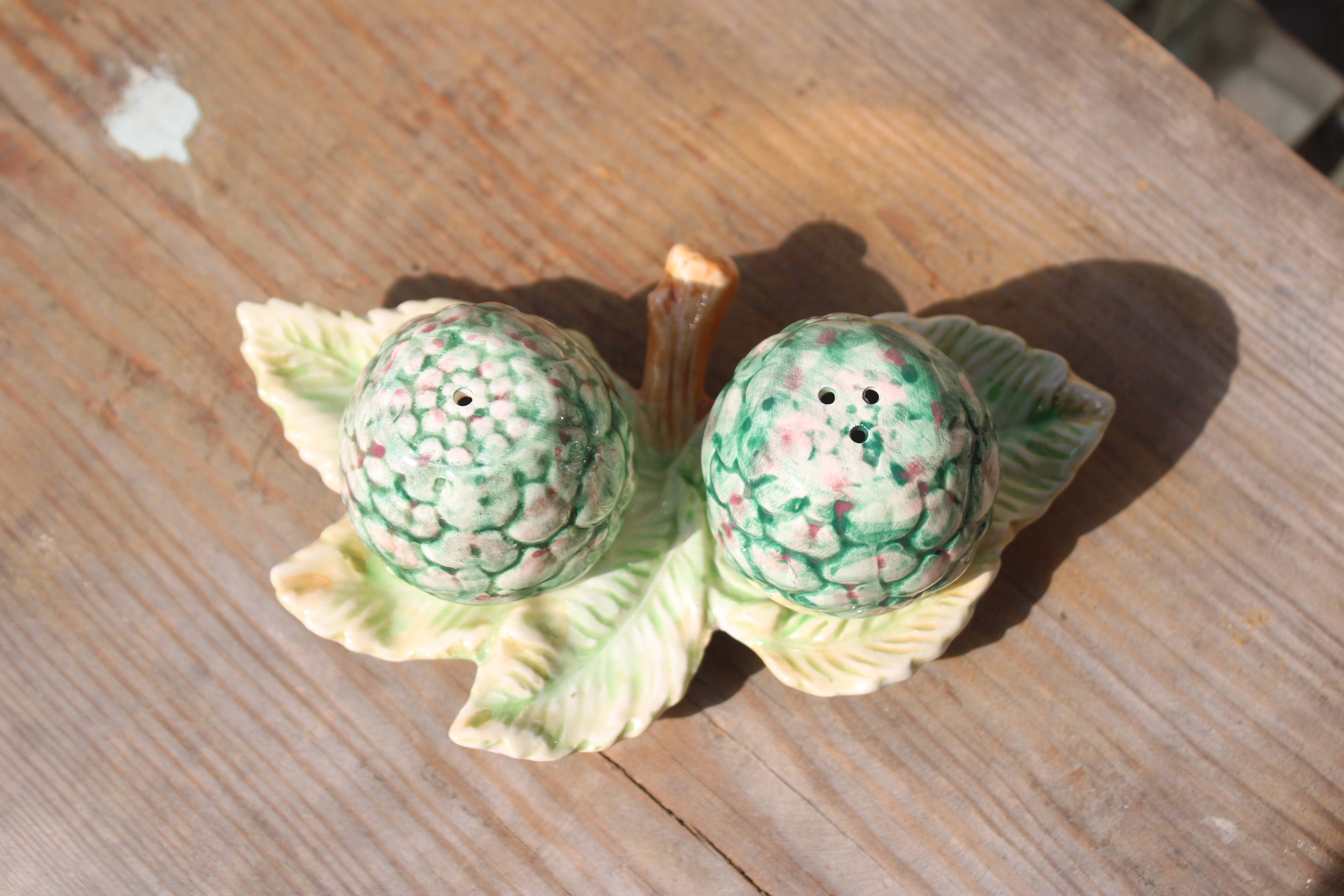 Salt & pepper set in slip – artichokes on leaf tray
