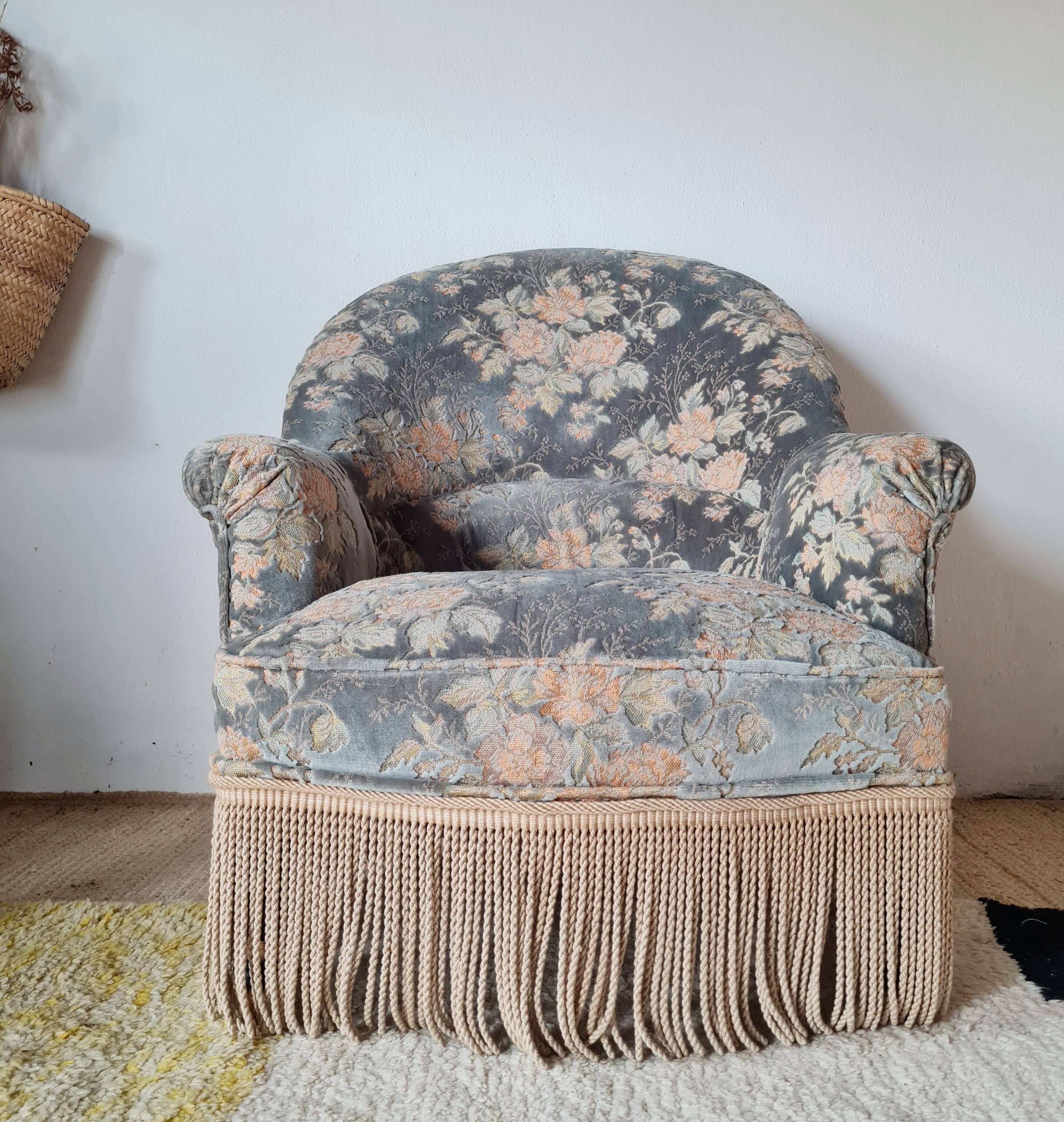 Fauteuil crapaud ancien velours fleuri avec franges