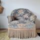 Fauteuil crapaud ancien velours fleuri avec franges