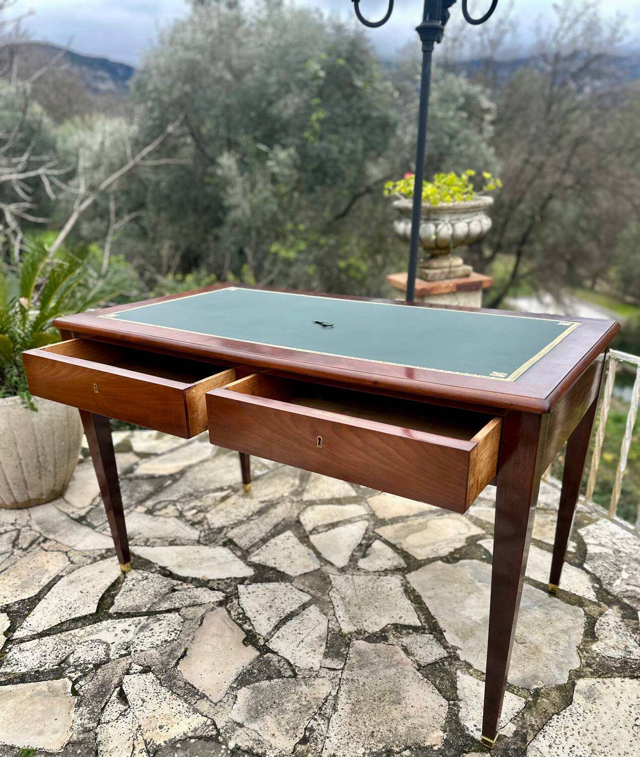 Flat desk in solid mahogany from the 19th century.
