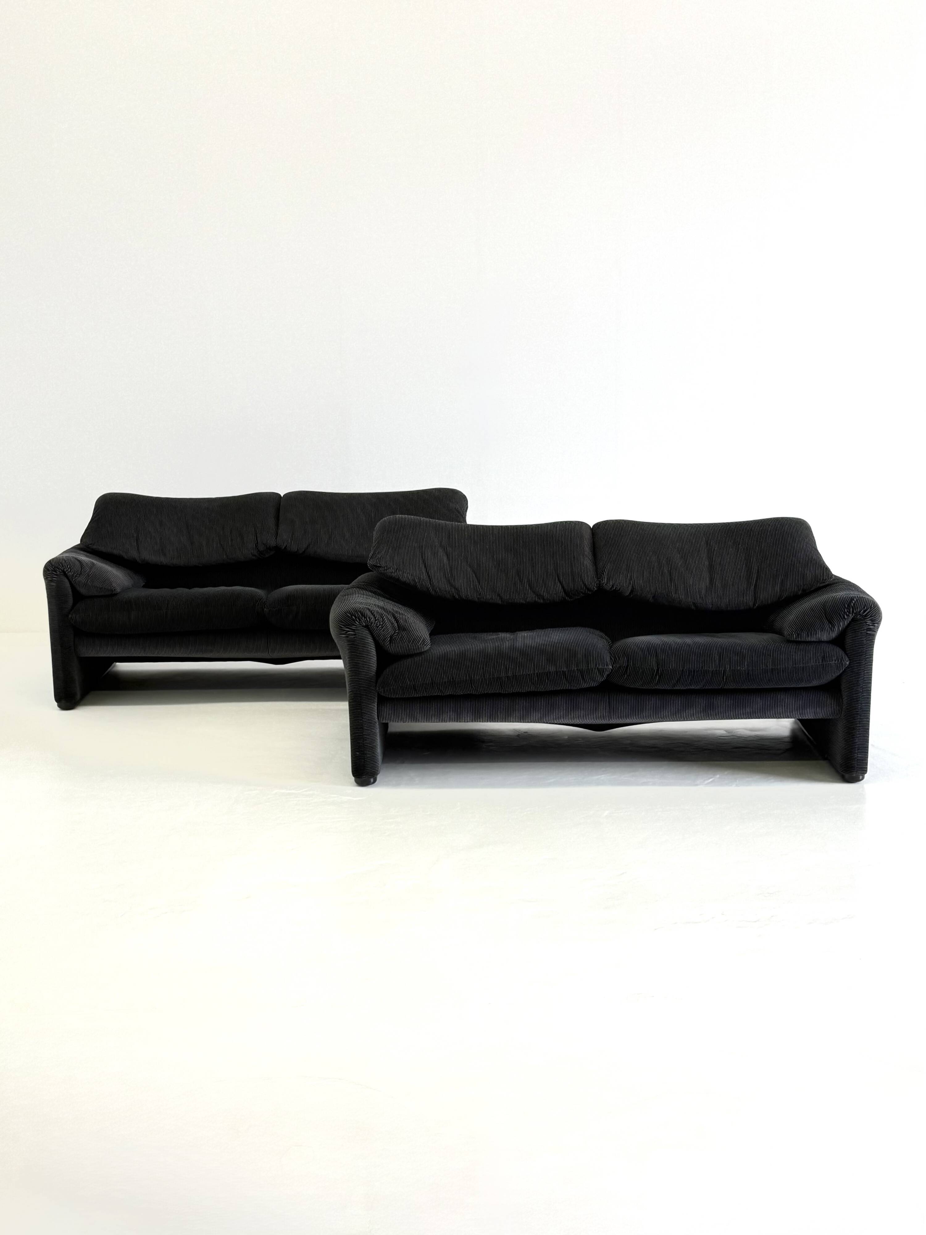 Cassina Maralunga 2 places noir-gris par Vico Magistretti