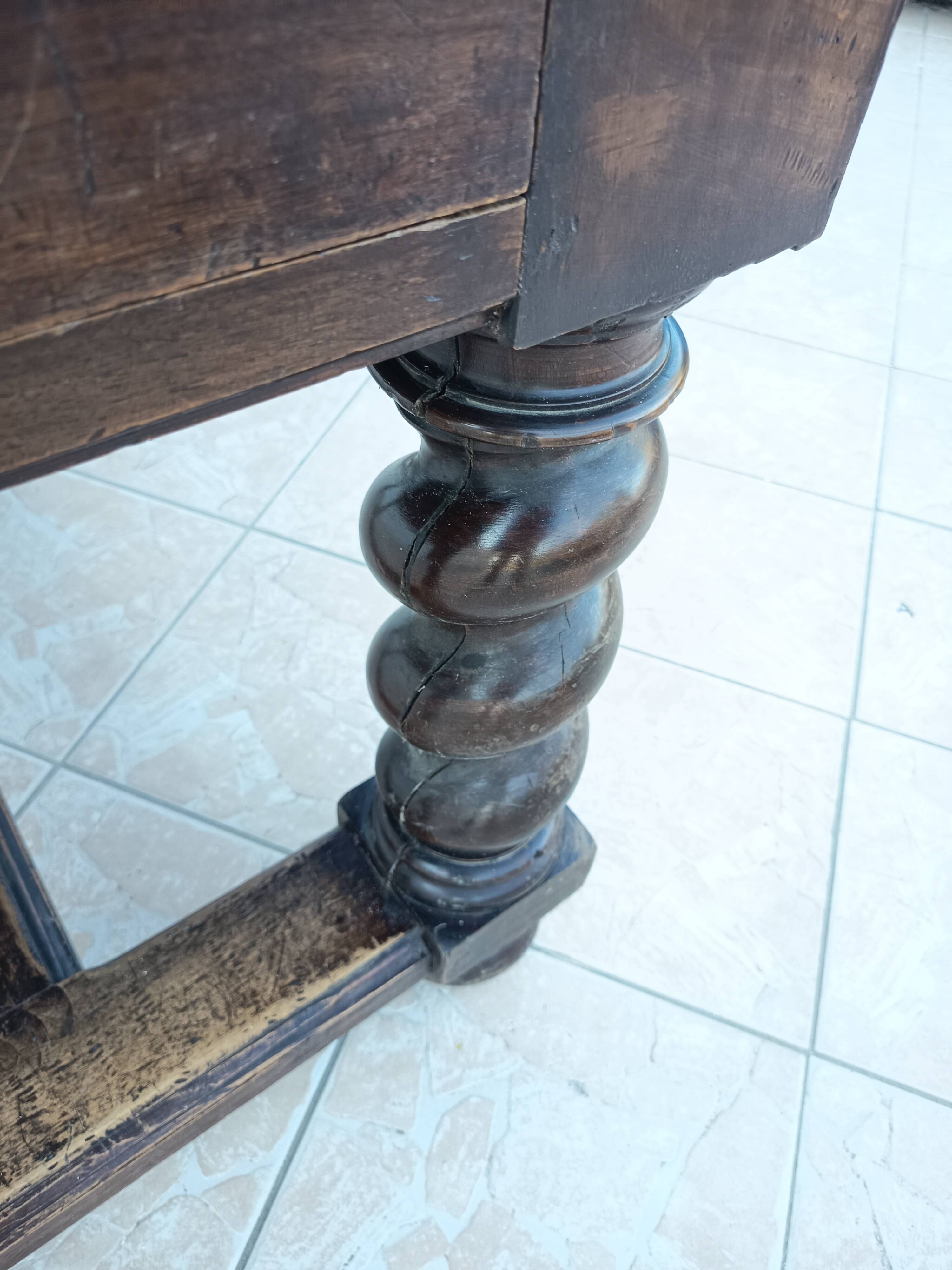 Louis XIII walnut table from the 19th century.