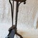 Ensemble de 2 chenets et serviteur de cheminée en fer forgé et bronze