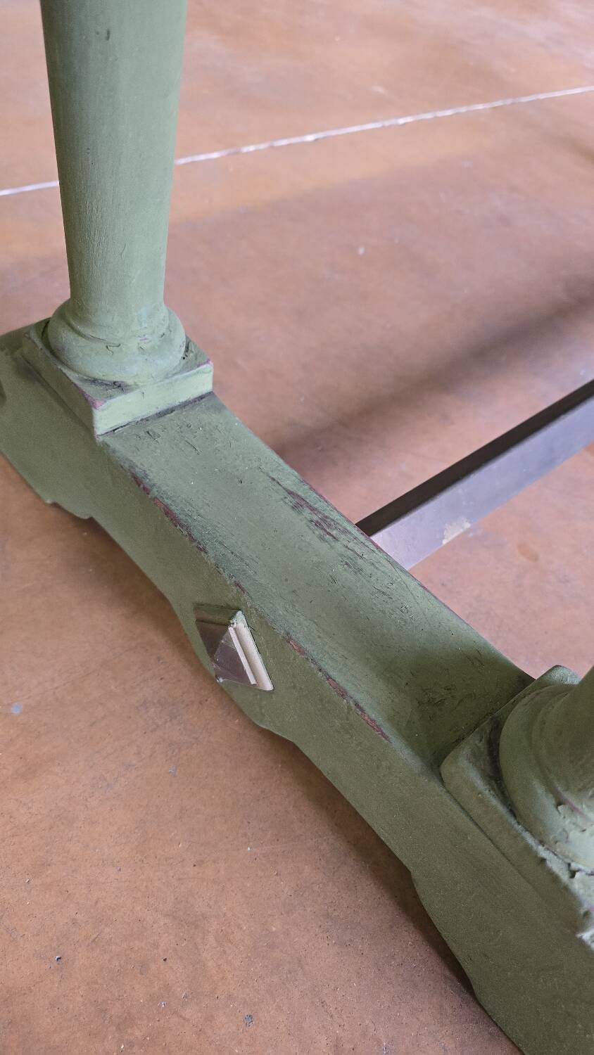 Table ancienne de métier en bois patiné, piètement vert – 105 cm